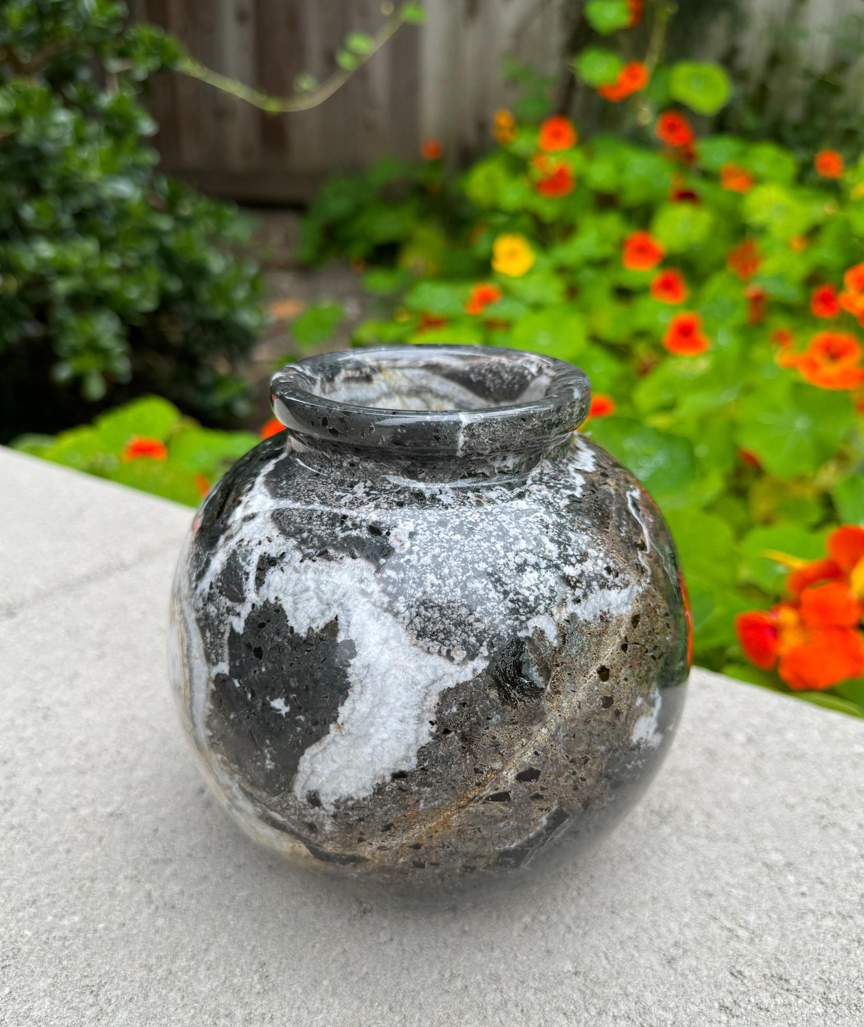 Vaso postmoderno in marmo nero. In condizioni buone in vendita a San Juan Capistrano, CA