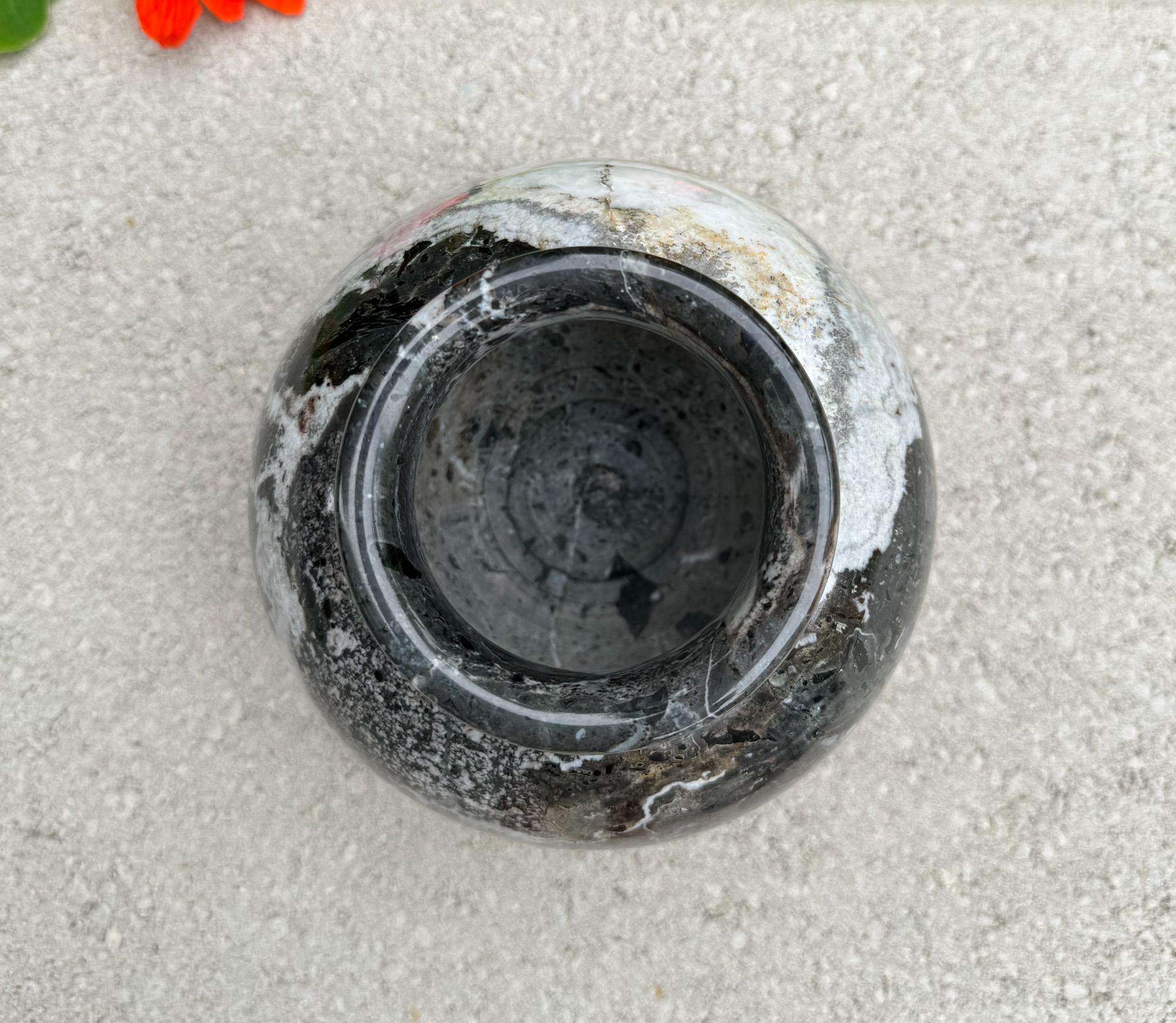 Vaso postmoderno in marmo nero. in vendita 1