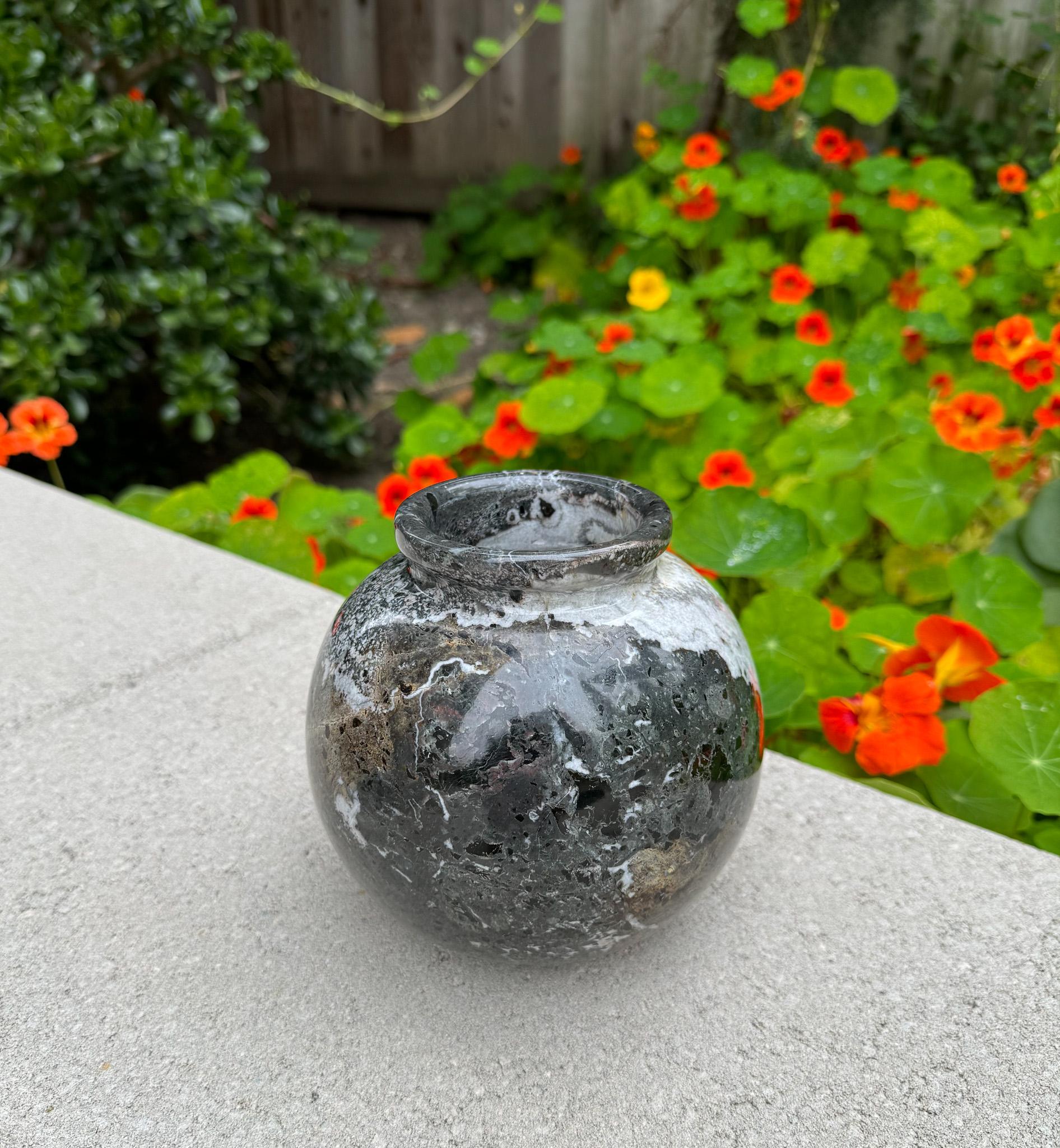 Vaso postmoderno in marmo nero. in vendita 2