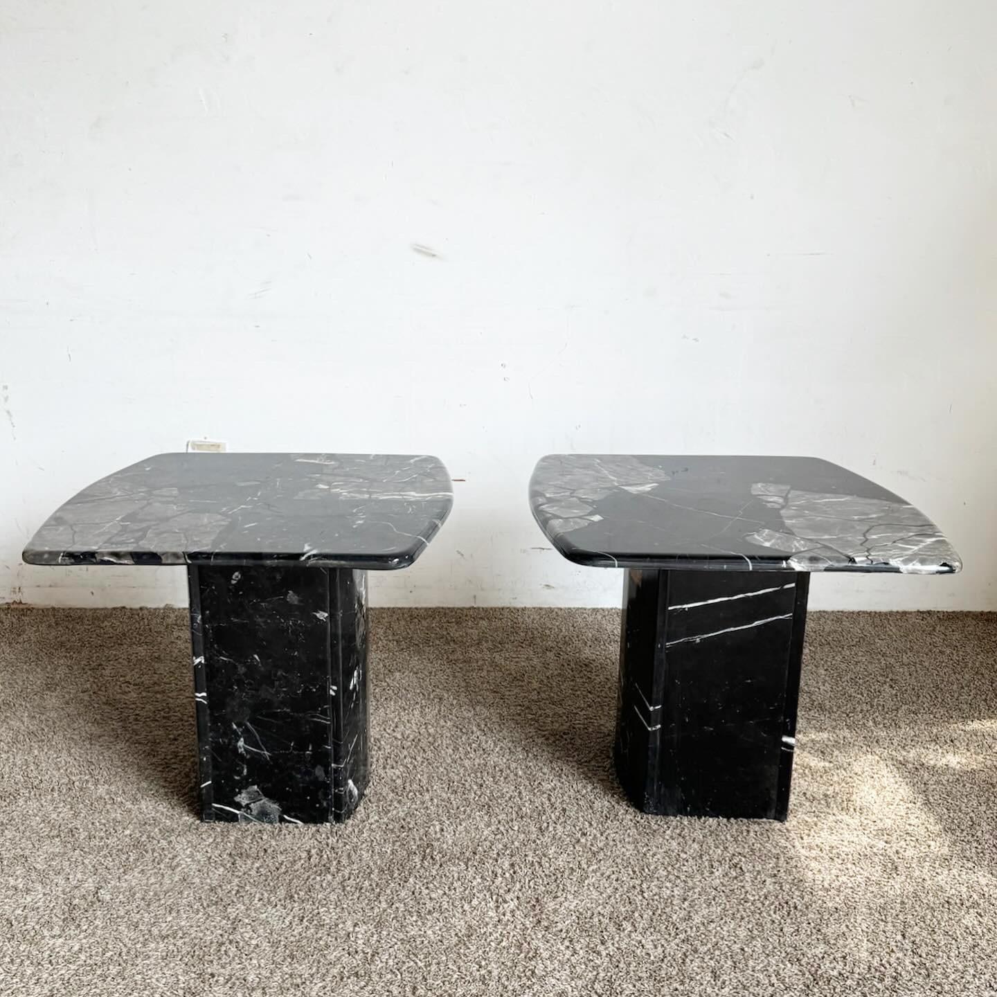 Postmoderne Paire de tables d'appoint postmodernes en marbre noir à base festonnée en vente