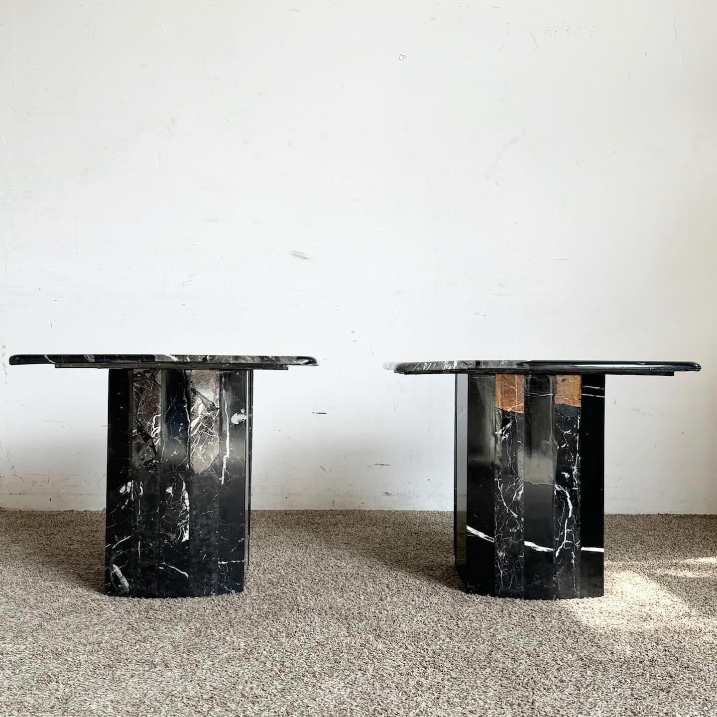 Marbre Paire de tables d'appoint postmodernes en marbre noir à base festonnée en vente