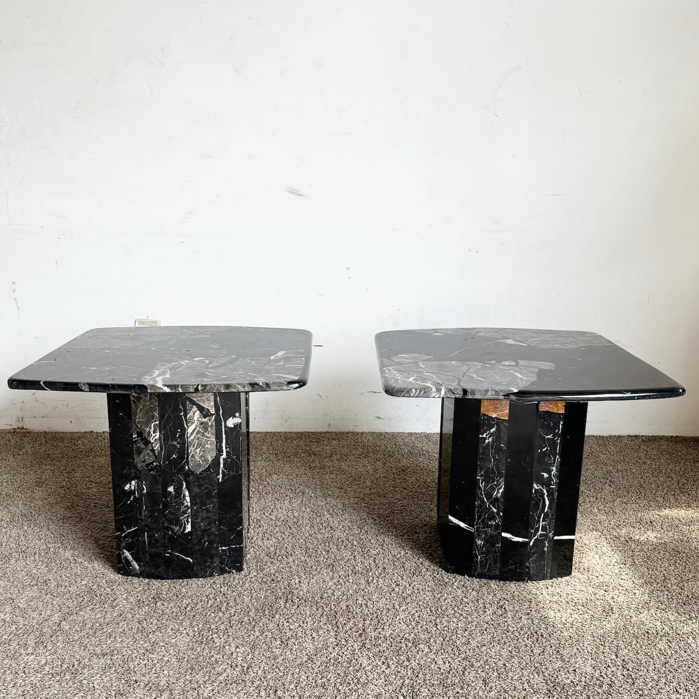 Paire de tables d'appoint postmodernes en marbre noir à base festonnée en vente 2