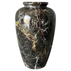 Jarrón posmoderno de mármol negro con forma de urna, hacia 1980