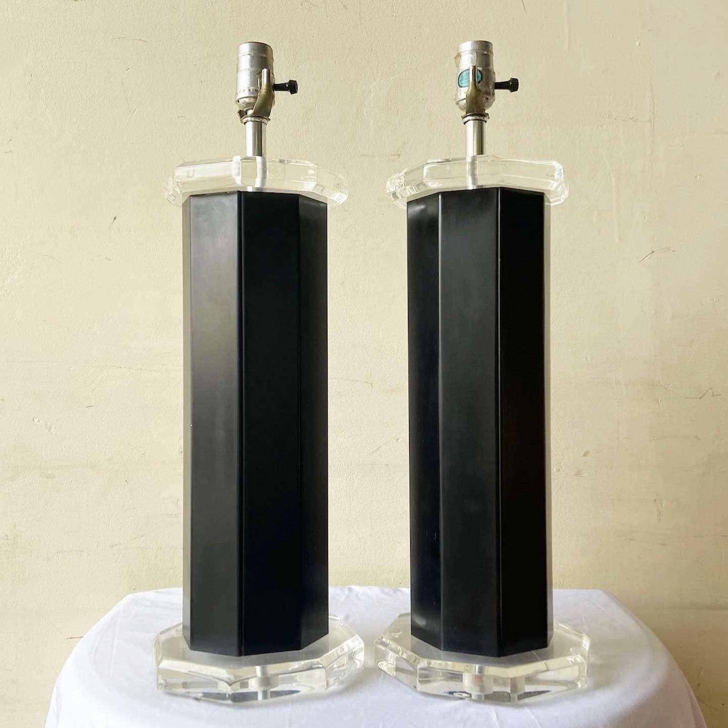 Postmoderne Lampes de table postmodernes en métal noir et lucite en vente