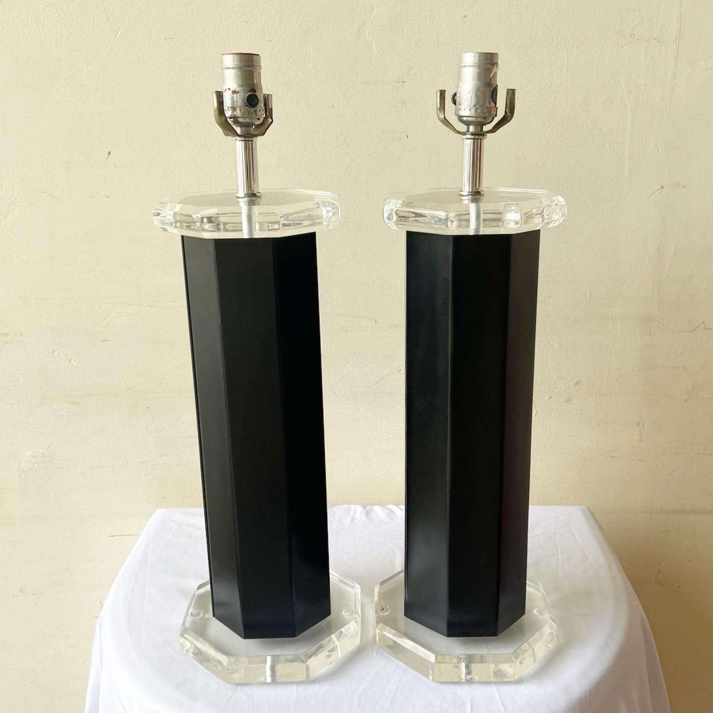 Fin du 20e siècle Lampes de table postmodernes en métal noir et lucite en vente
