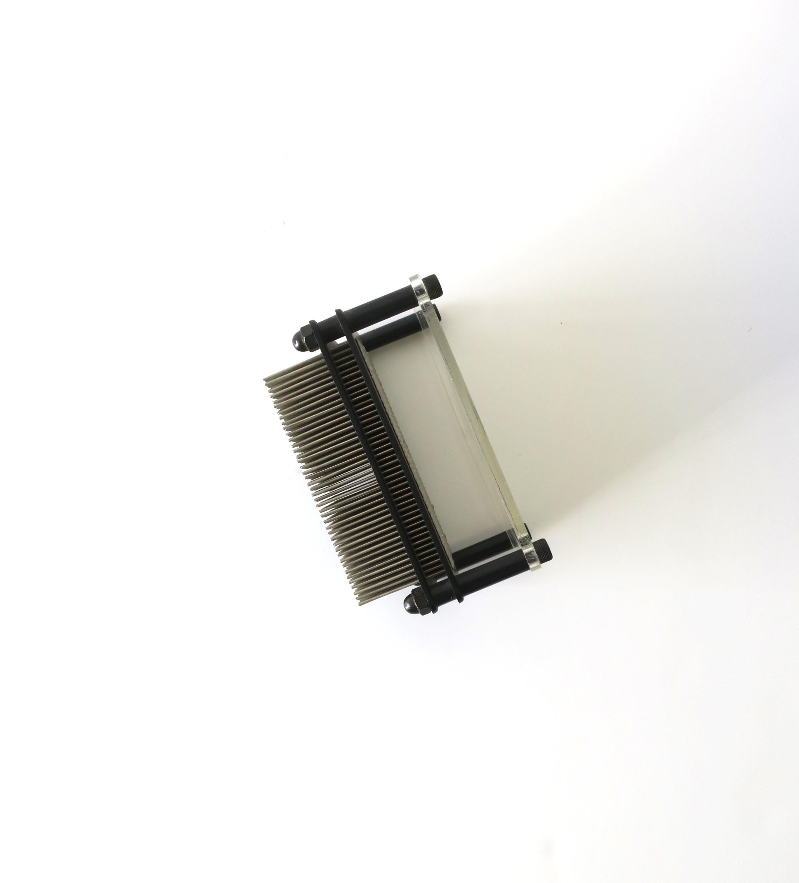 Postmodernes Deko-Objekt aus schwarzem Metall, klarem Acryl und Stahlnägeln im Angebot 9