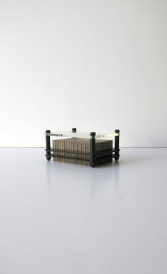 Postmodernes dekoratives Objekt aus schwarzem Metall, klarem Acryl und Stahlnägeln