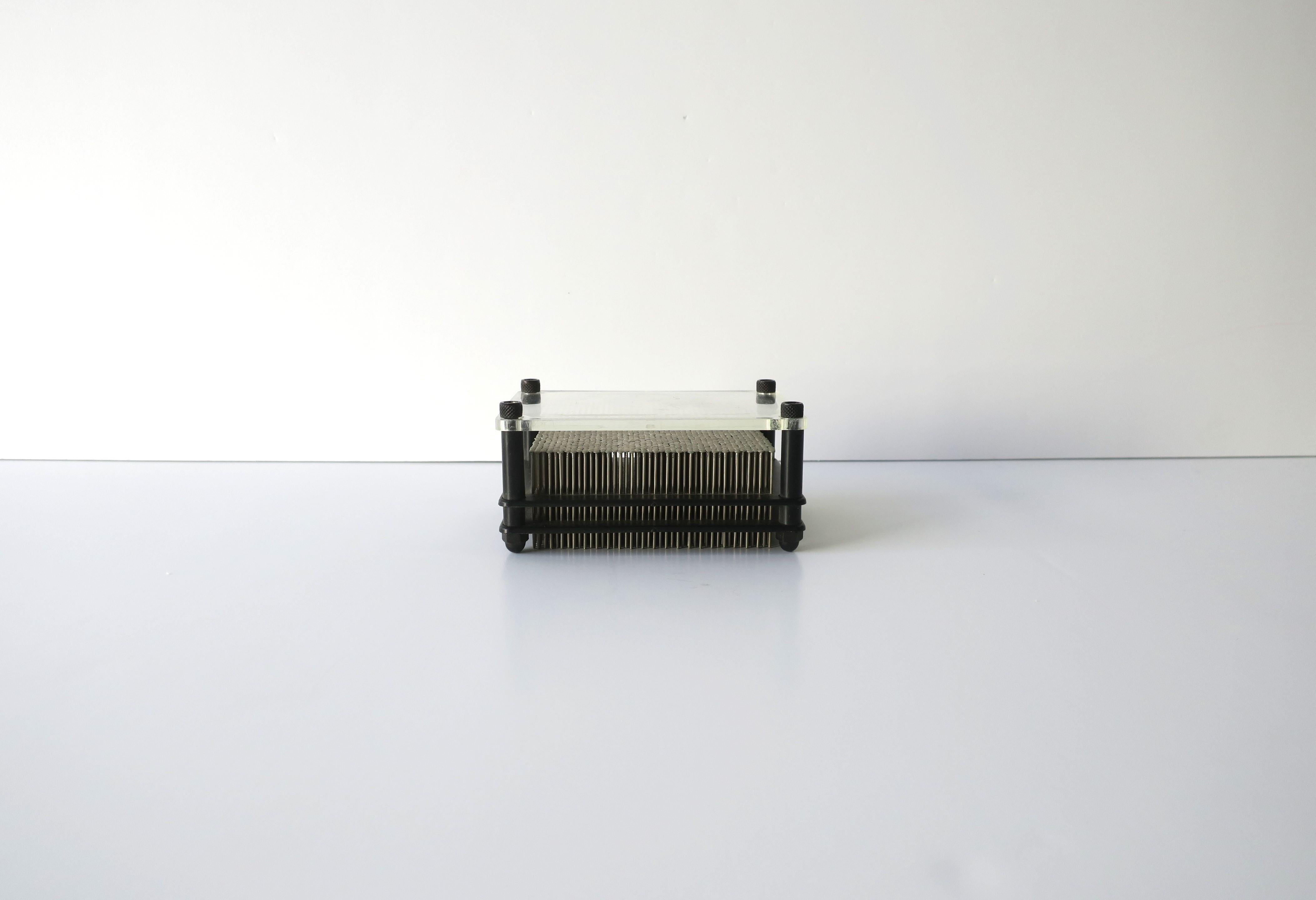 Postmodernes Deko-Objekt aus schwarzem Metall, klarem Acryl und Stahlnägeln im Zustand „Gut“ im Angebot in New York, NY