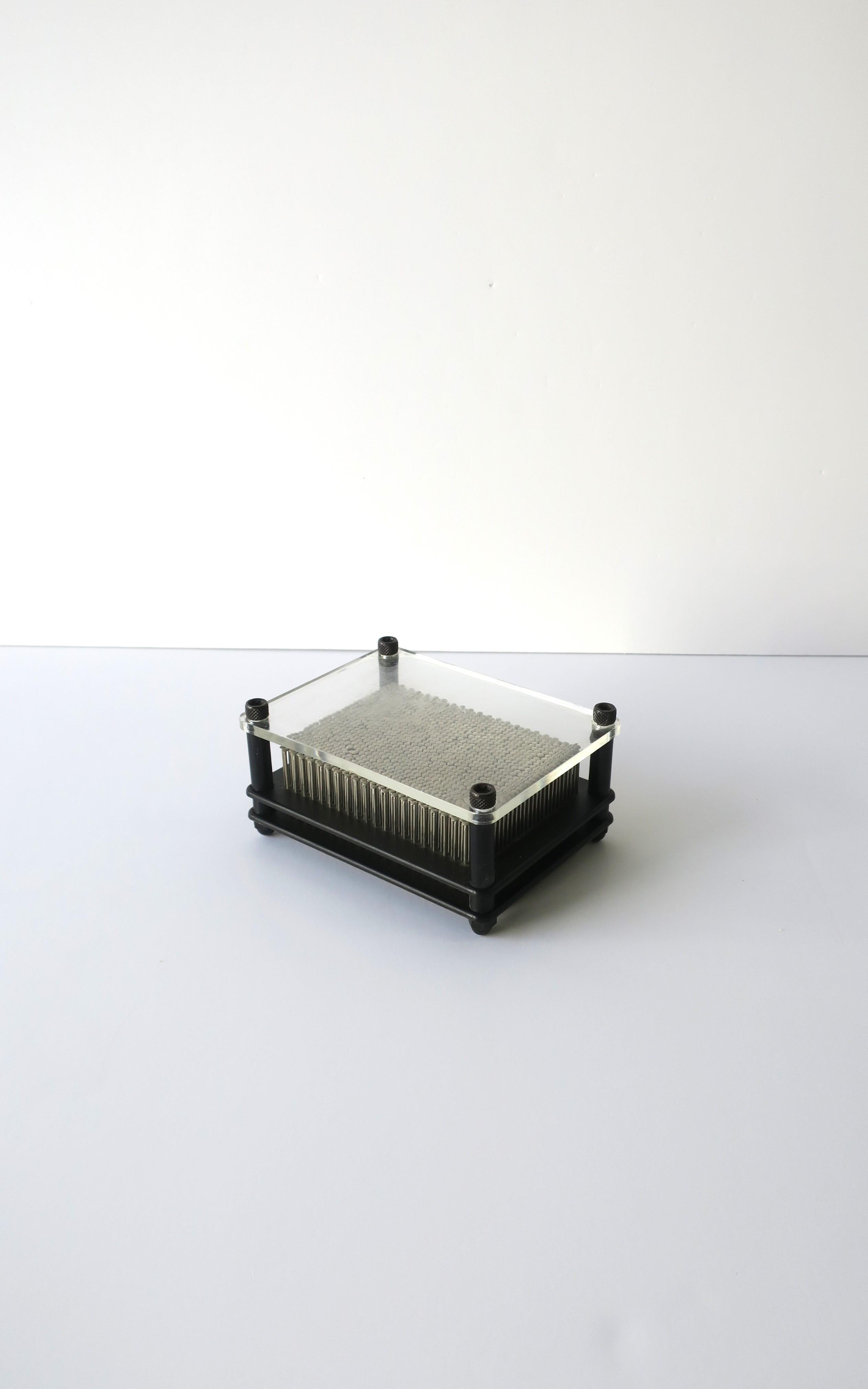 Postmodernes Deko-Objekt aus schwarzem Metall, klarem Acryl und Stahlnägeln (20. Jahrhundert) im Angebot