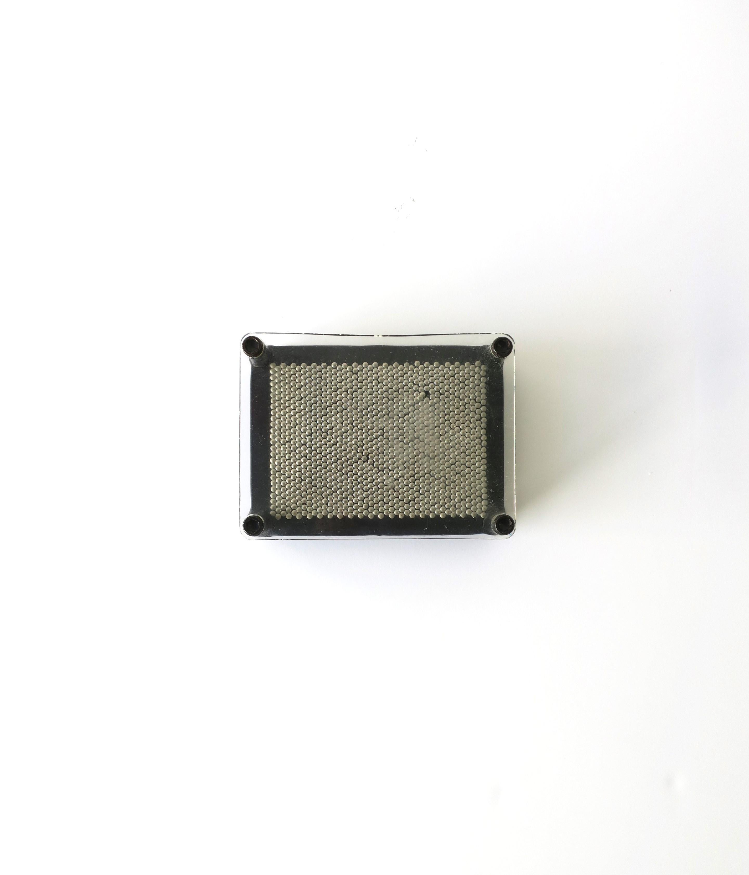 Postmodernes Deko-Objekt aus schwarzem Metall, klarem Acryl und Stahlnägeln im Angebot 4
