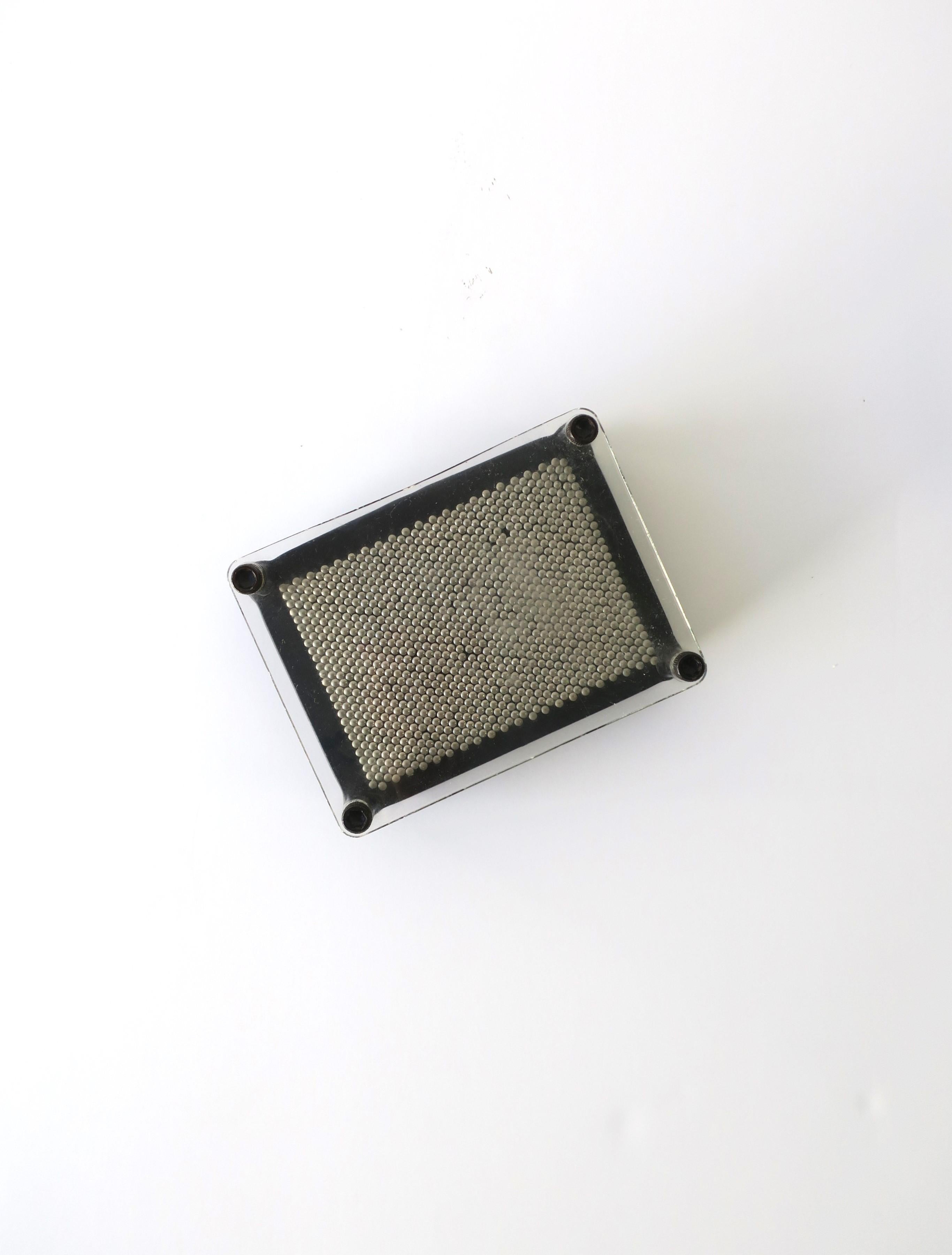 Postmodernes Deko-Objekt aus schwarzem Metall, klarem Acryl und Stahlnägeln im Angebot 5