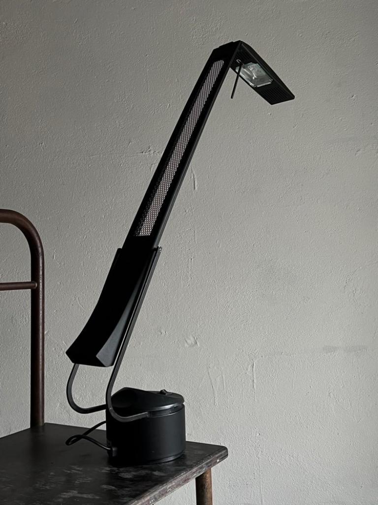 Postmoderne Lampe de bureau postmoderne en métal noir, années 1980 en vente