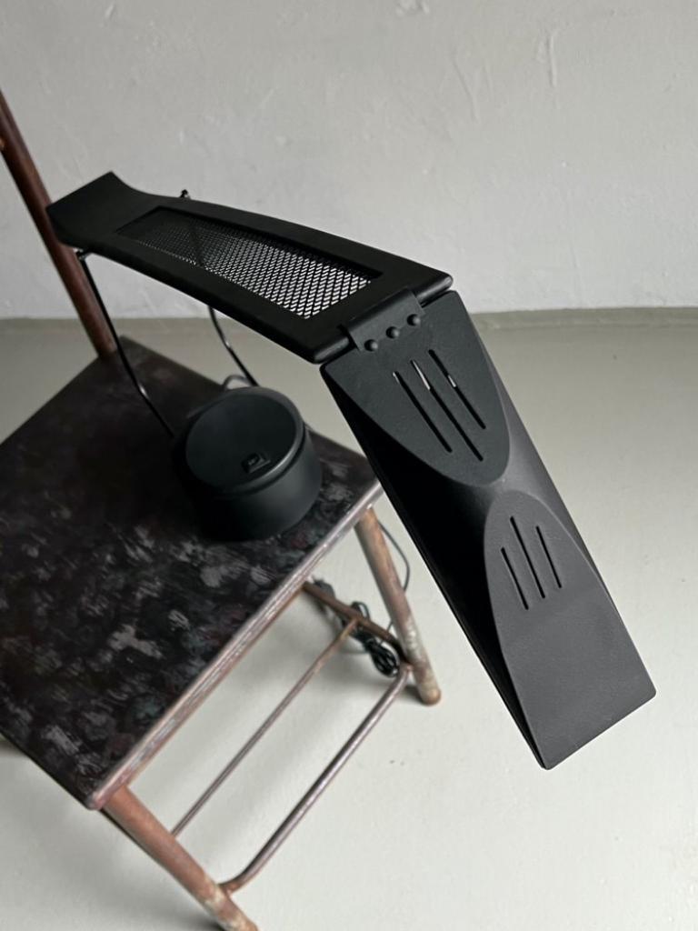 Suédois Lampe de bureau postmoderne en métal noir, années 1980 en vente