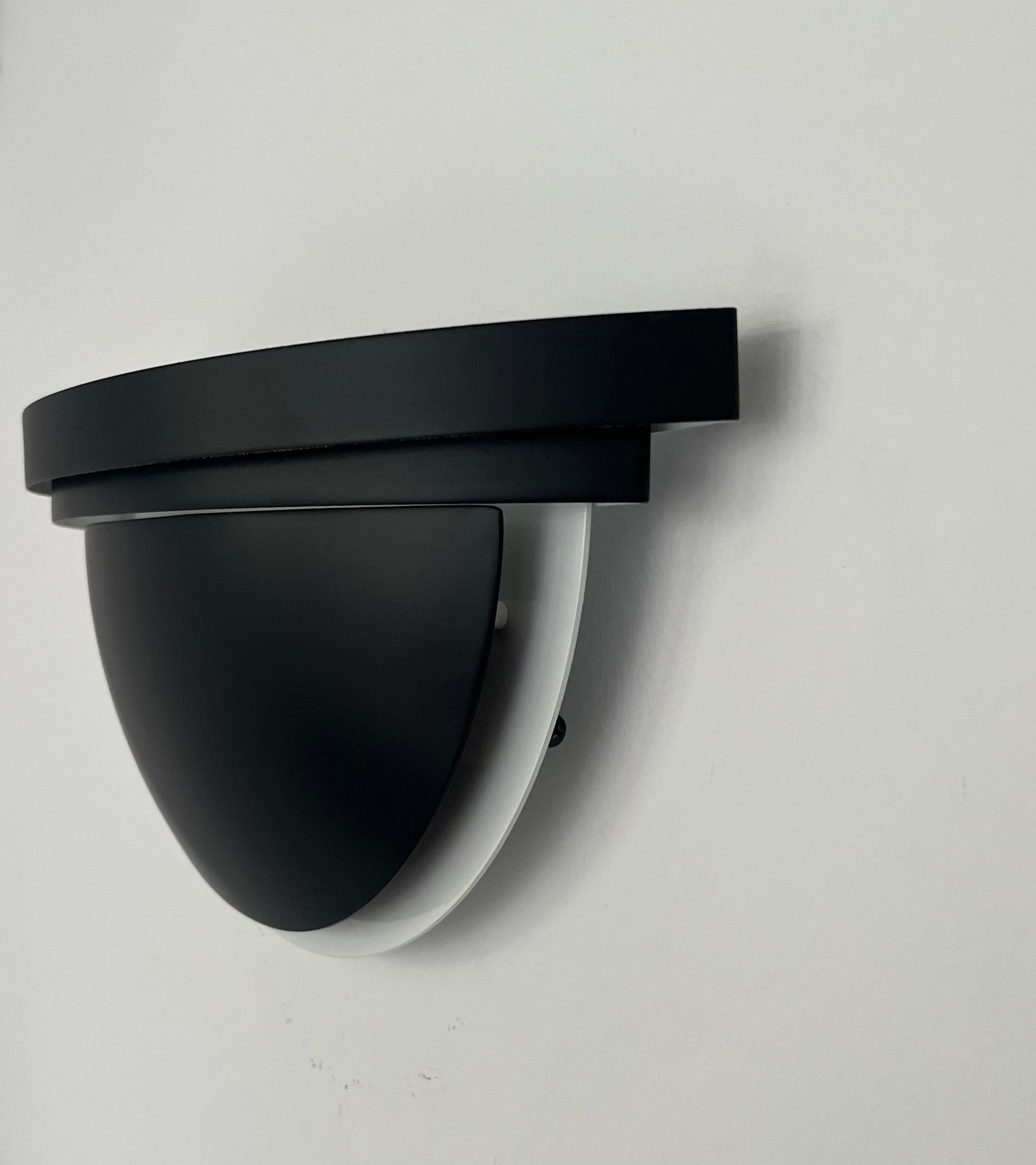 Paire d'appliques espagnoles postmodernes en métal noir par Estiluz, Barcelone, années 1980 en vente 1