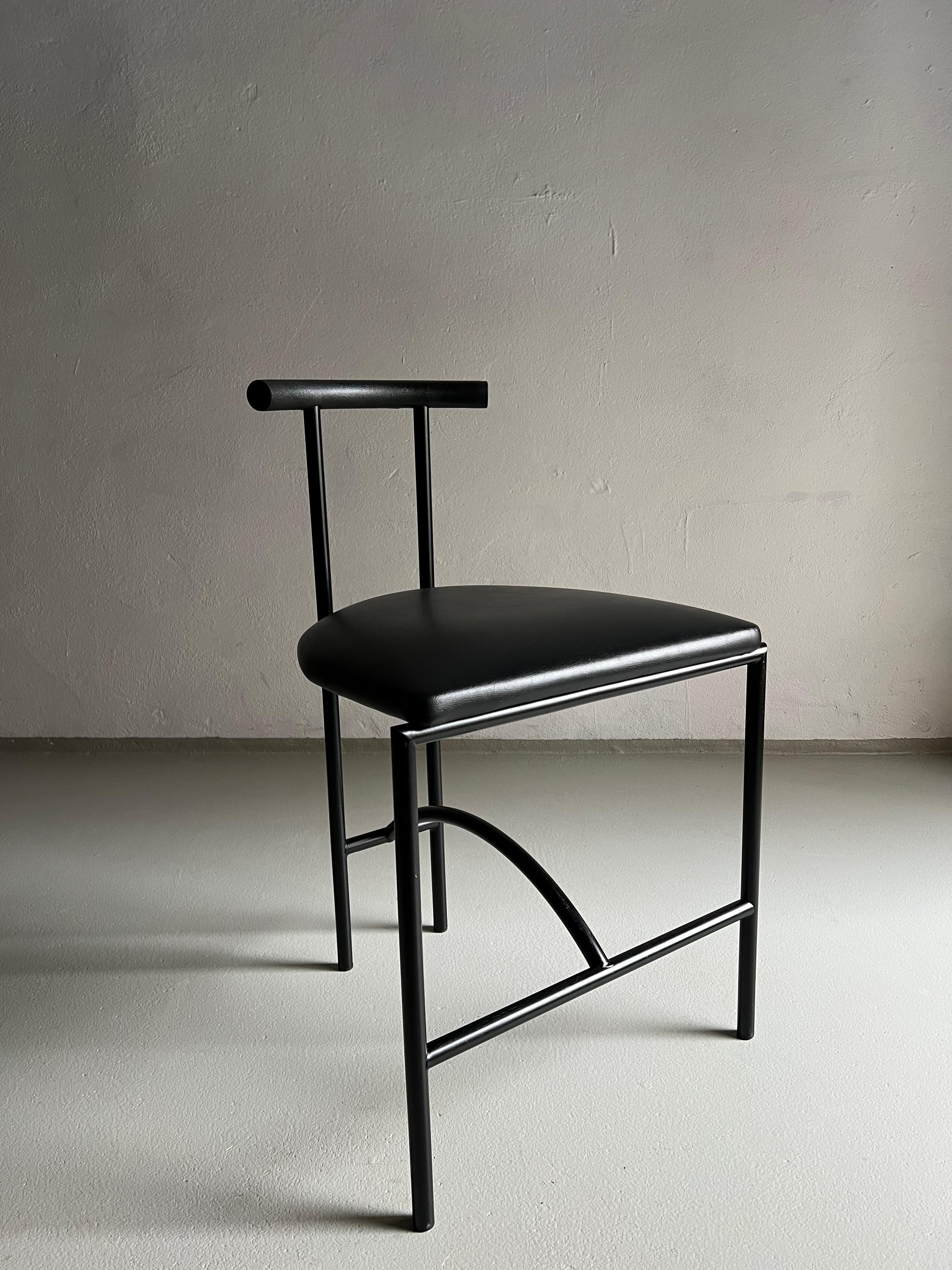 Set aus 4 schwarzen Metallstühlen mit hochwertiger Kunstlederpolsterung und weicher Rückenlehne. Schwer und stabil.

