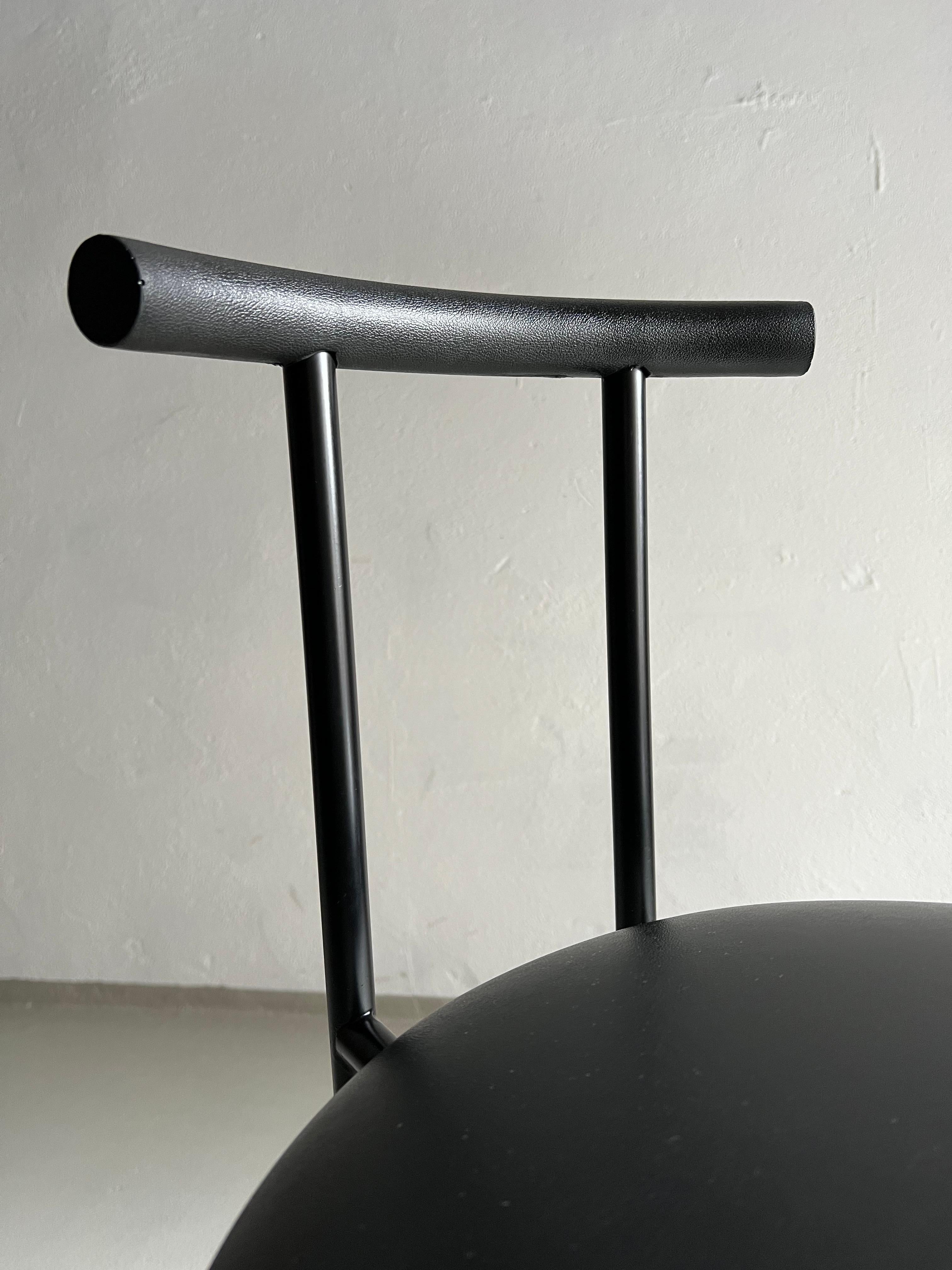 Postmoderne Stühle „Tokyo“ aus schwarzem Metall von Rodney Kinsman, Italien, 1980er Jahre, 4er-Set (Italienisch) im Angebot
