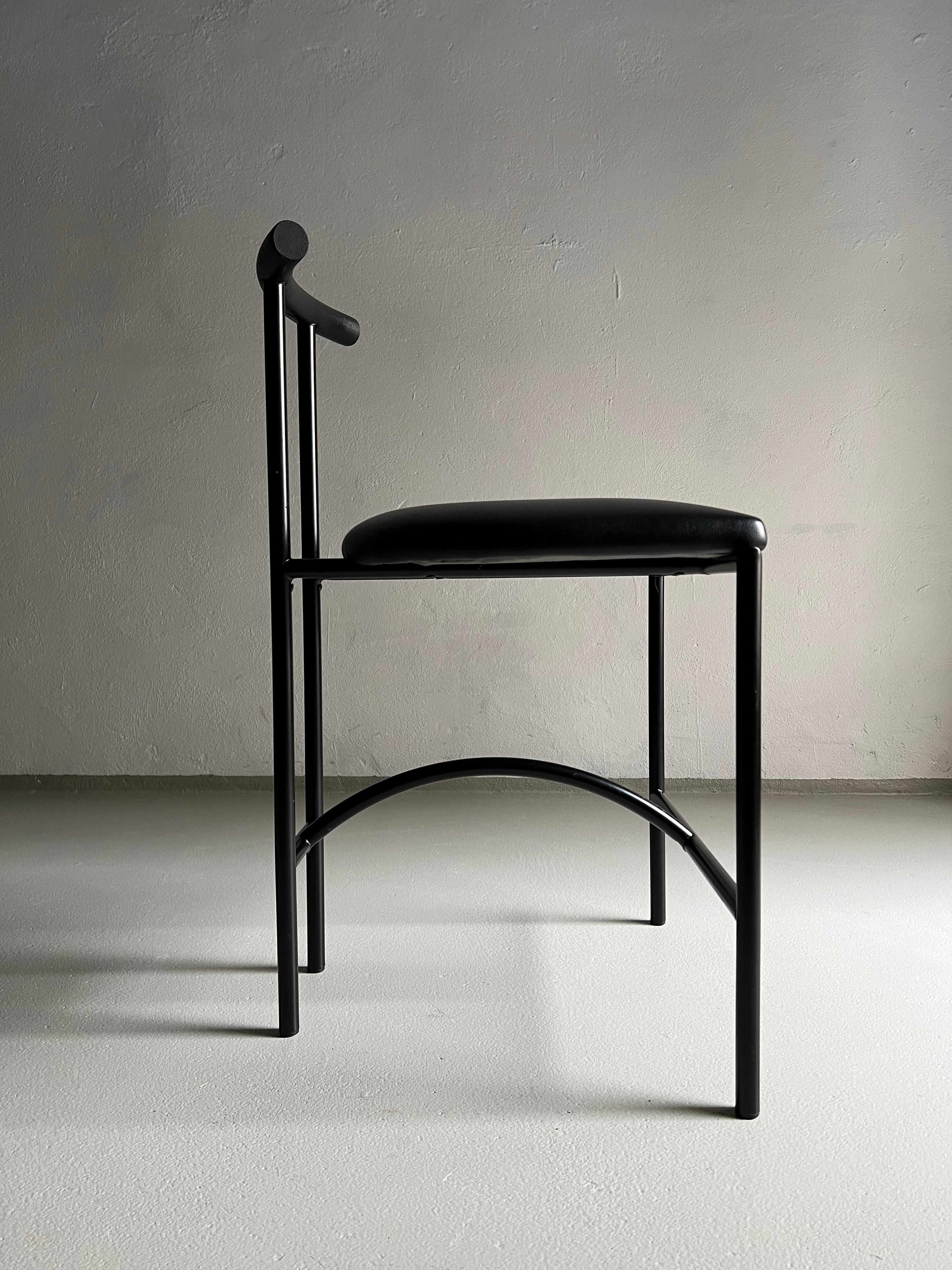Postmoderne Stühle „Tokyo“ aus schwarzem Metall von Rodney Kinsman, Italien, 1980er Jahre, 4er-Set im Zustand „Gut“ im Angebot in Rīga, LV