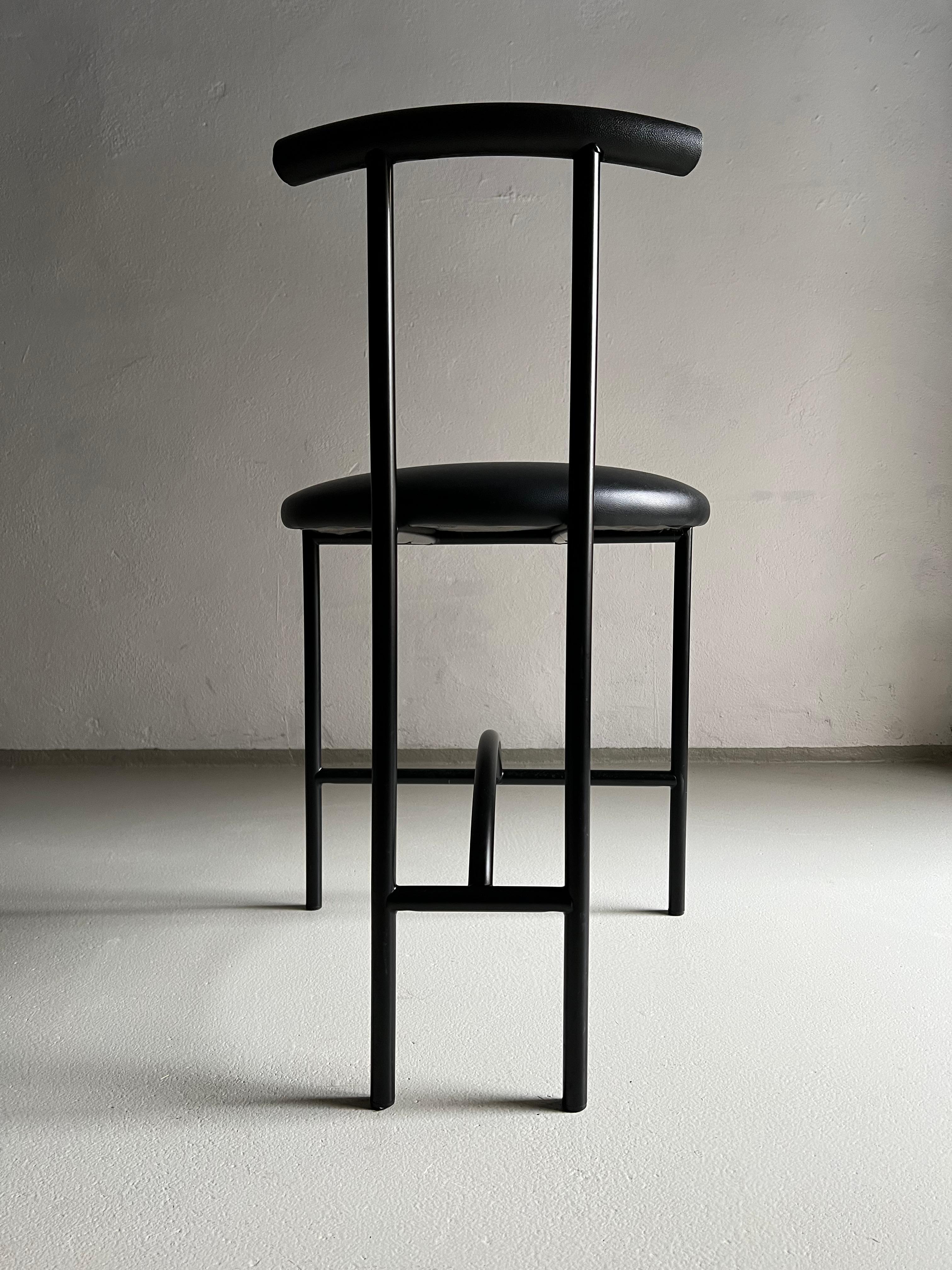 Postmoderne Stühle „Tokyo“ aus schwarzem Metall von Rodney Kinsman, Italien, 1980er Jahre, 4er-Set (Leder) im Angebot