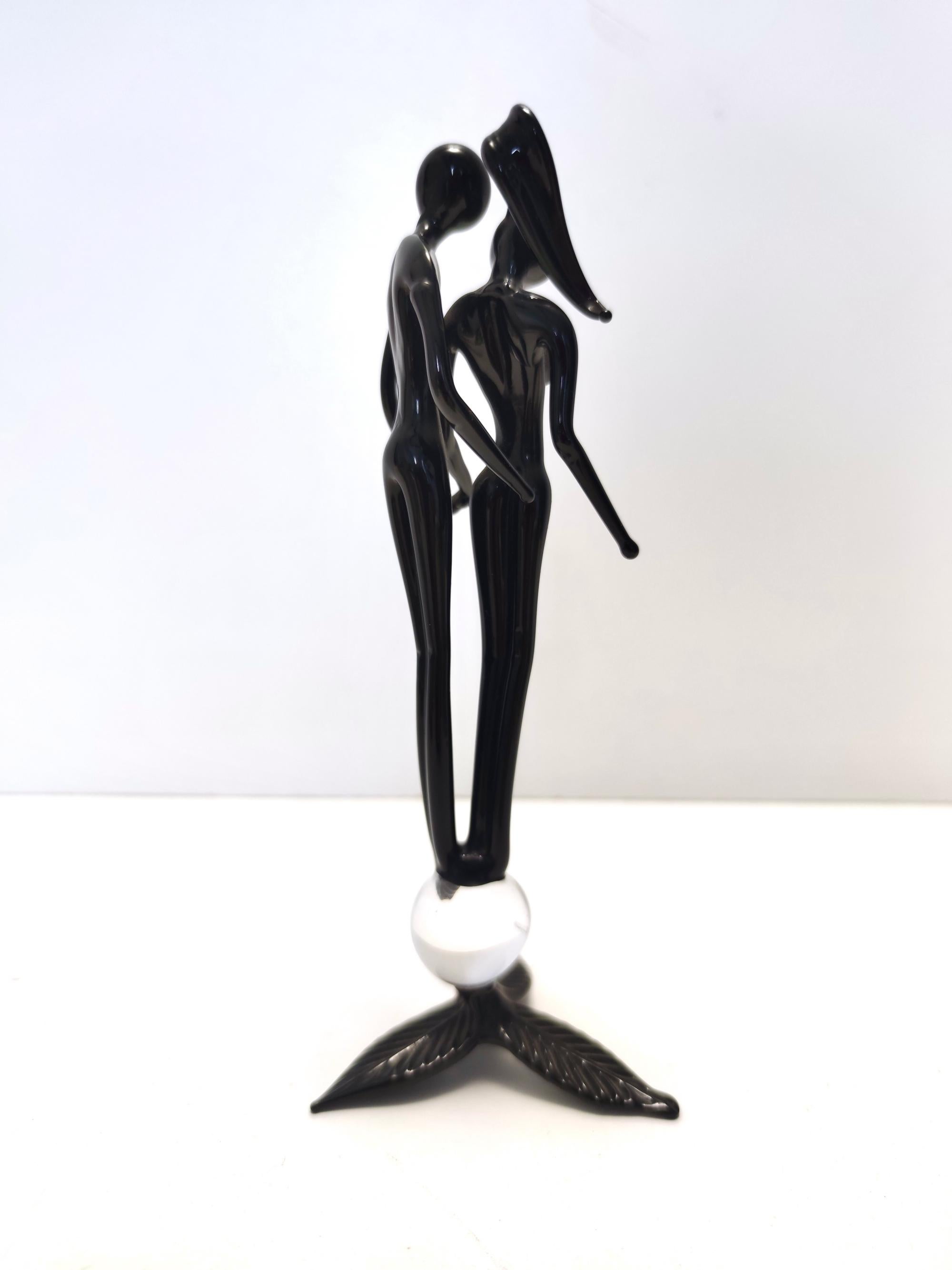 Italiano Oggetto decorativo postmoderno in vetro di Murano nero raffigurante una coppia, Italia, anni '90 in vendita