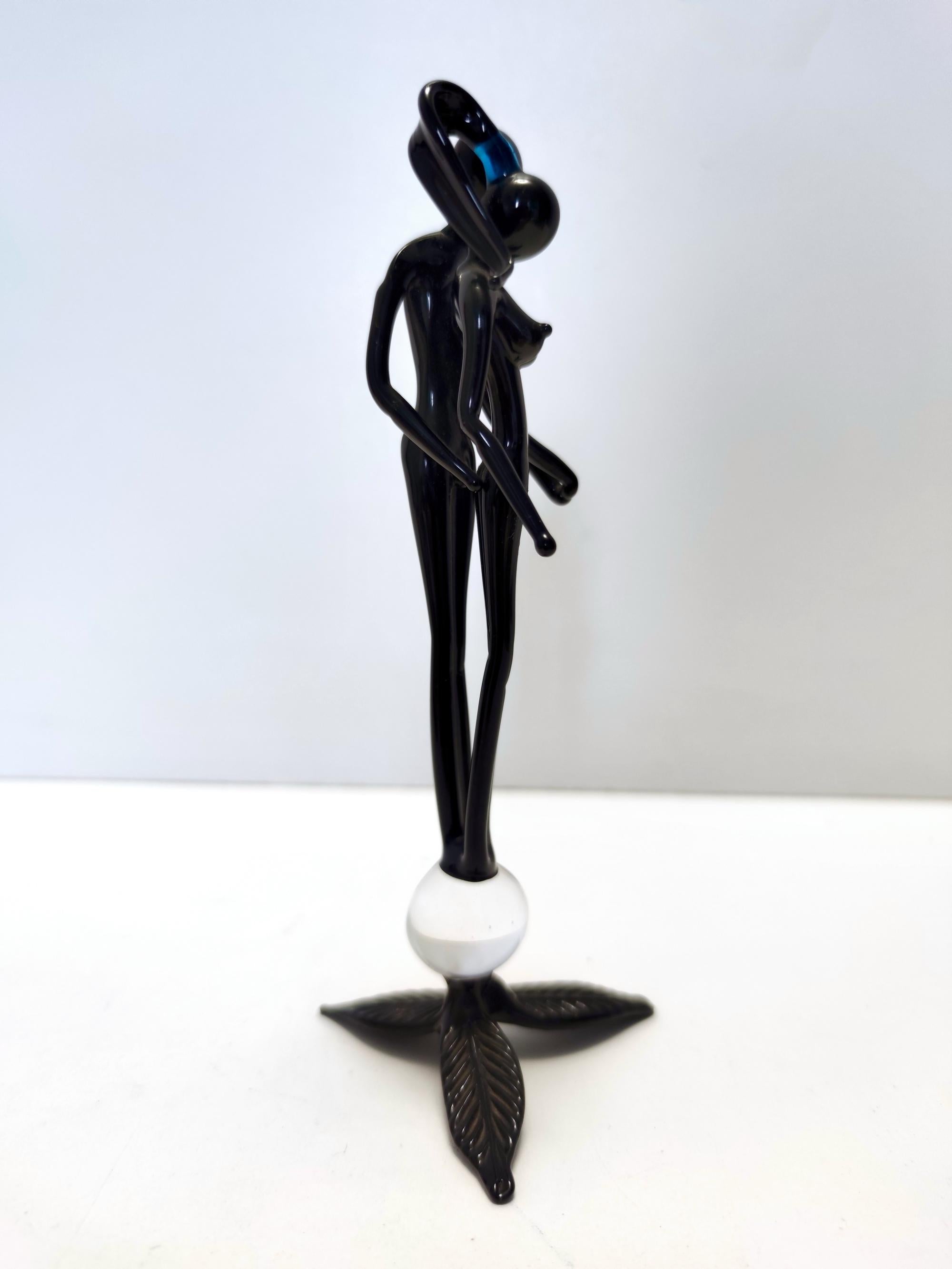 Oggetto decorativo postmoderno in vetro di Murano nero raffigurante una coppia, Italia, anni '90 In condizioni ottime in vendita a Bresso, Lombardy
