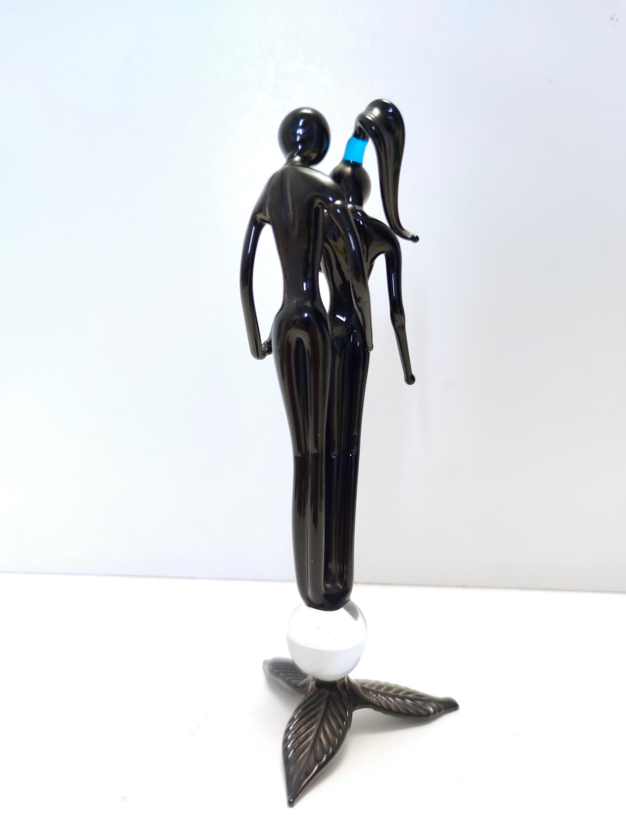 Fine XX secolo Oggetto decorativo postmoderno in vetro di Murano nero raffigurante una coppia, Italia, anni '90 in vendita