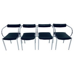 Postmoderne Esszimmerstühle aus schwarzem Naugahyde und Chrom, Vierer-Set