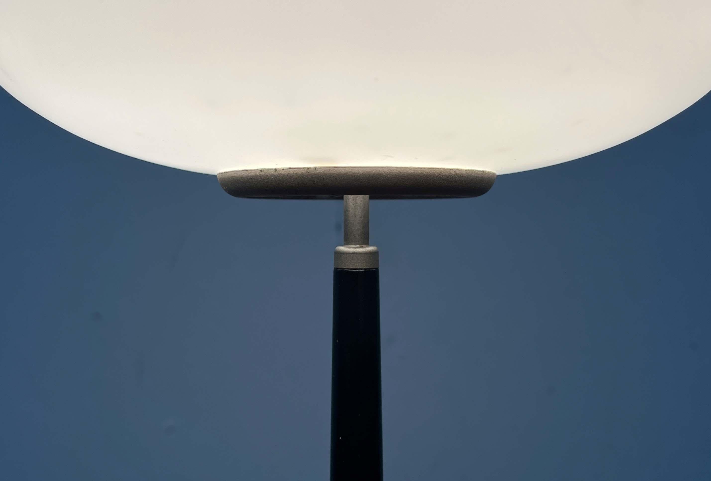 Lámpara de sobremesa posmoderna Pao T1 negra de Matteo Thun para Arteluce, Italia, años 90 en venta 8