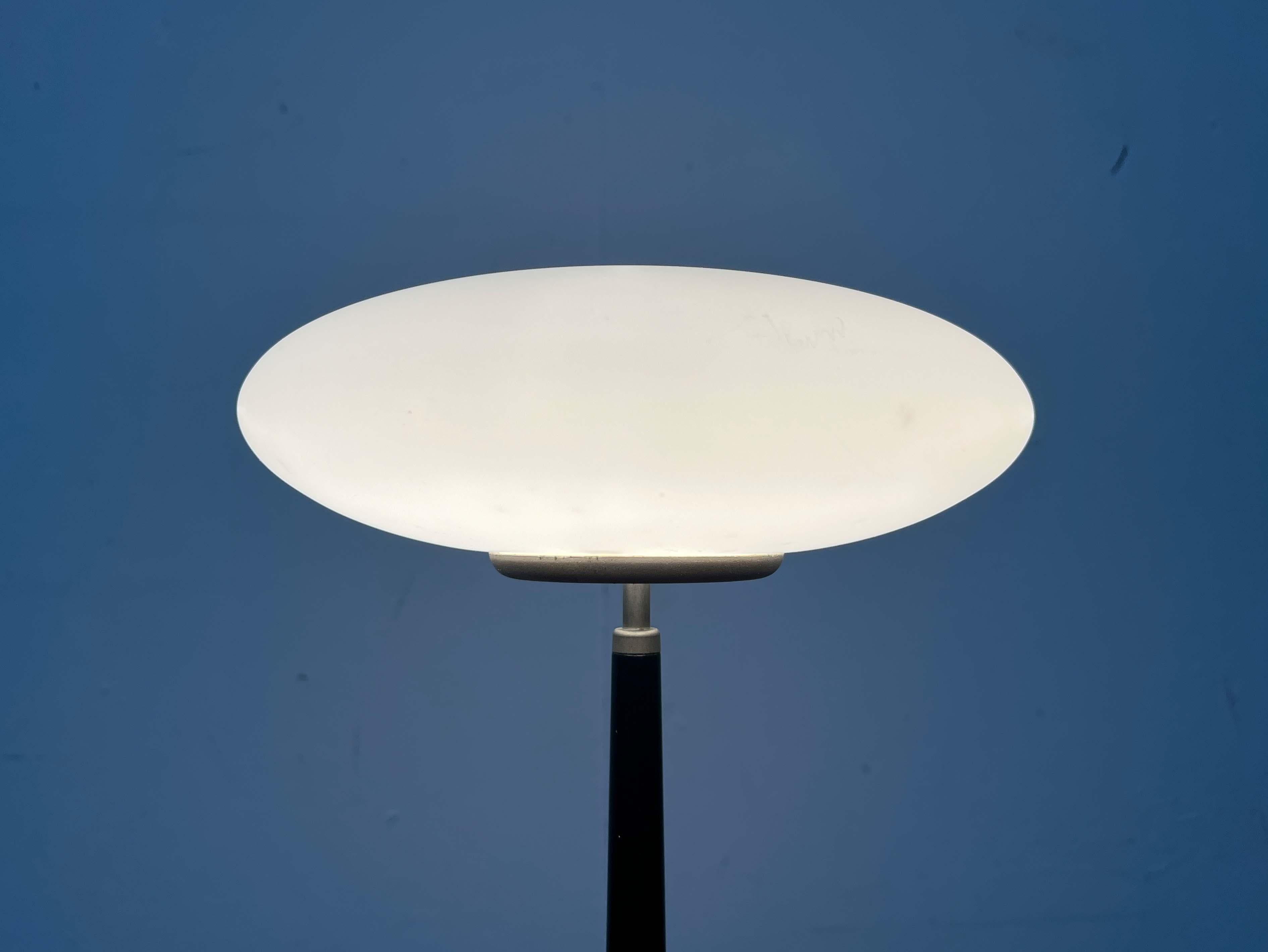 Lámpara de sobremesa posmoderna Pao T1 negra de Matteo Thun para Arteluce, Italia, años 90 en venta 9