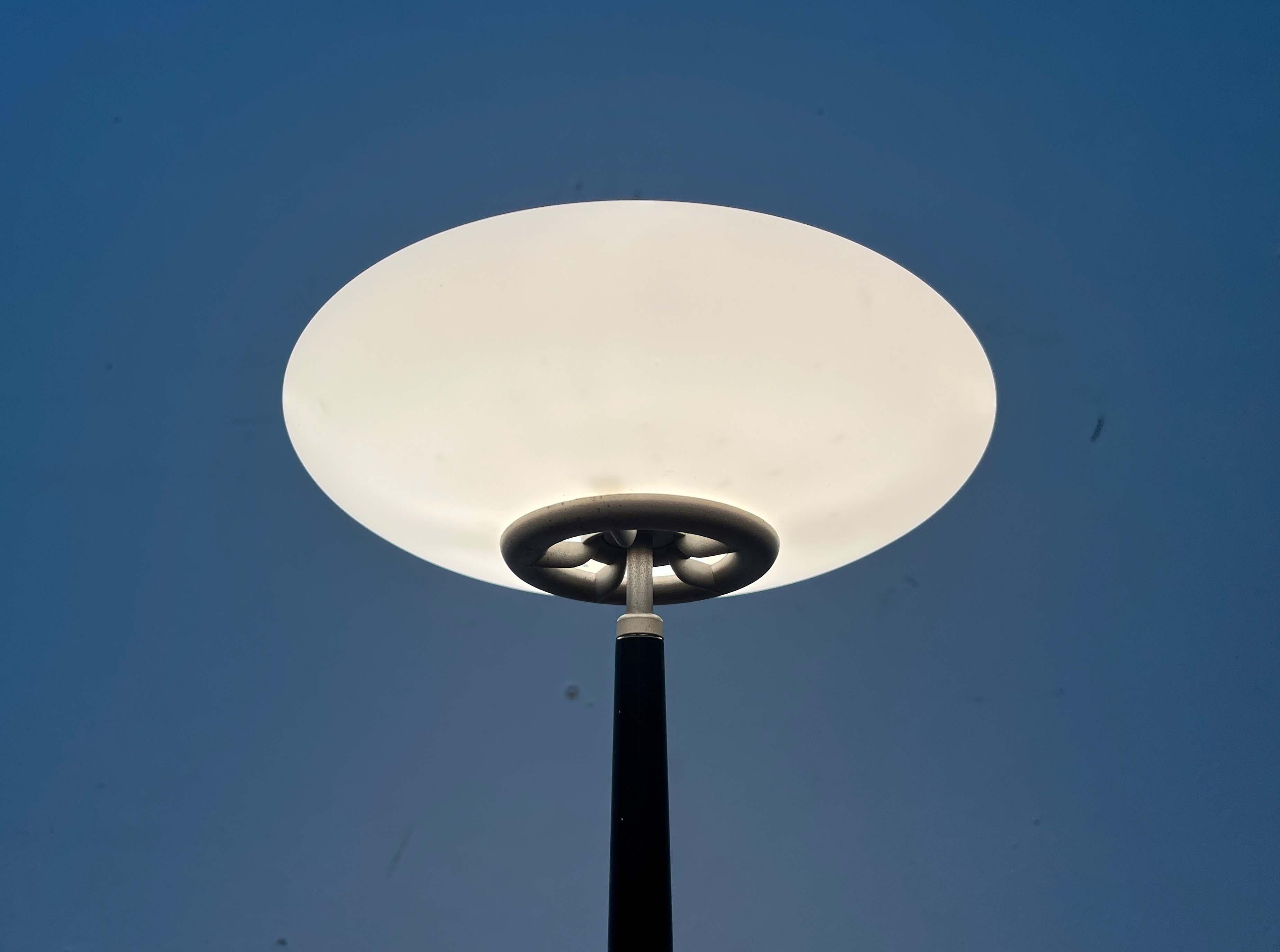 Lámpara de sobremesa posmoderna Pao T1 negra de Matteo Thun para Arteluce, Italia, años 90 Posmoderno en venta