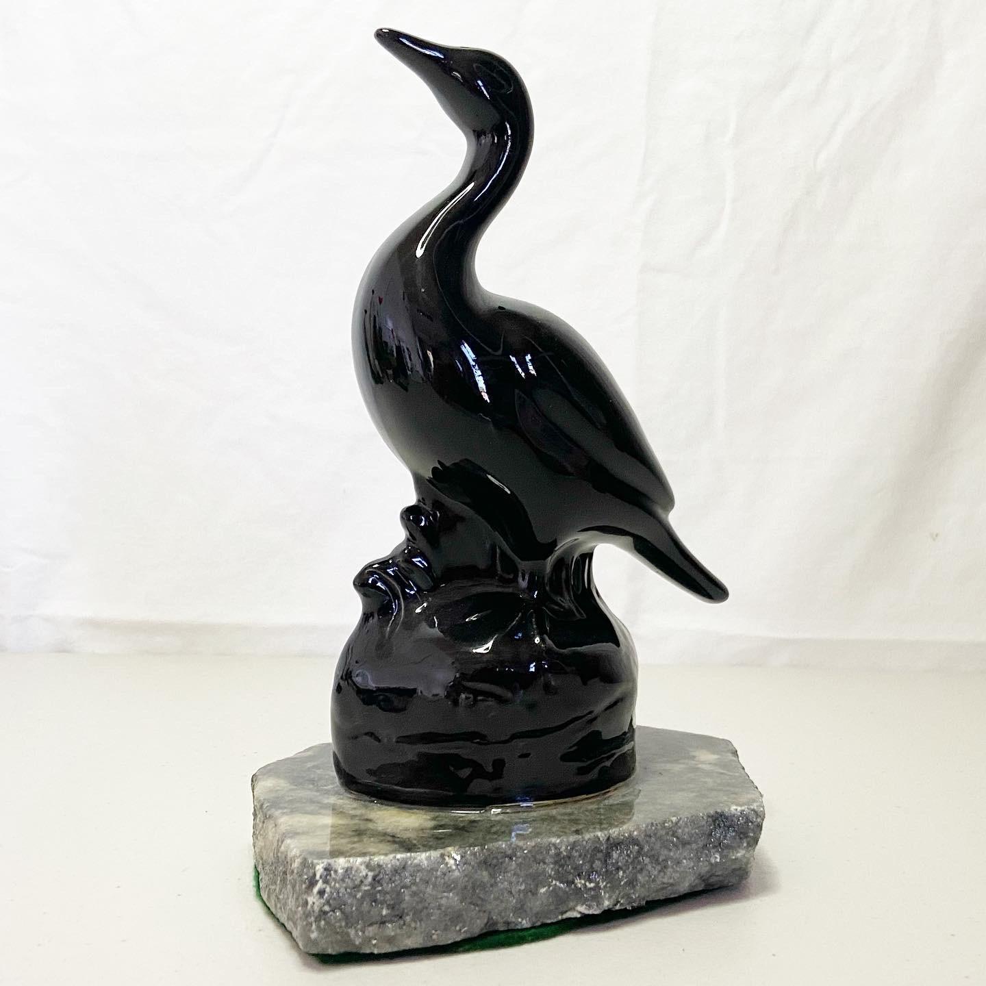 Ceramica Scultura postmoderna di anatra in porcellana nera su base di marmo in vendita