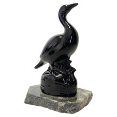 Sculpture postmoderne de canard en porcelaine noire sur socle en marbre