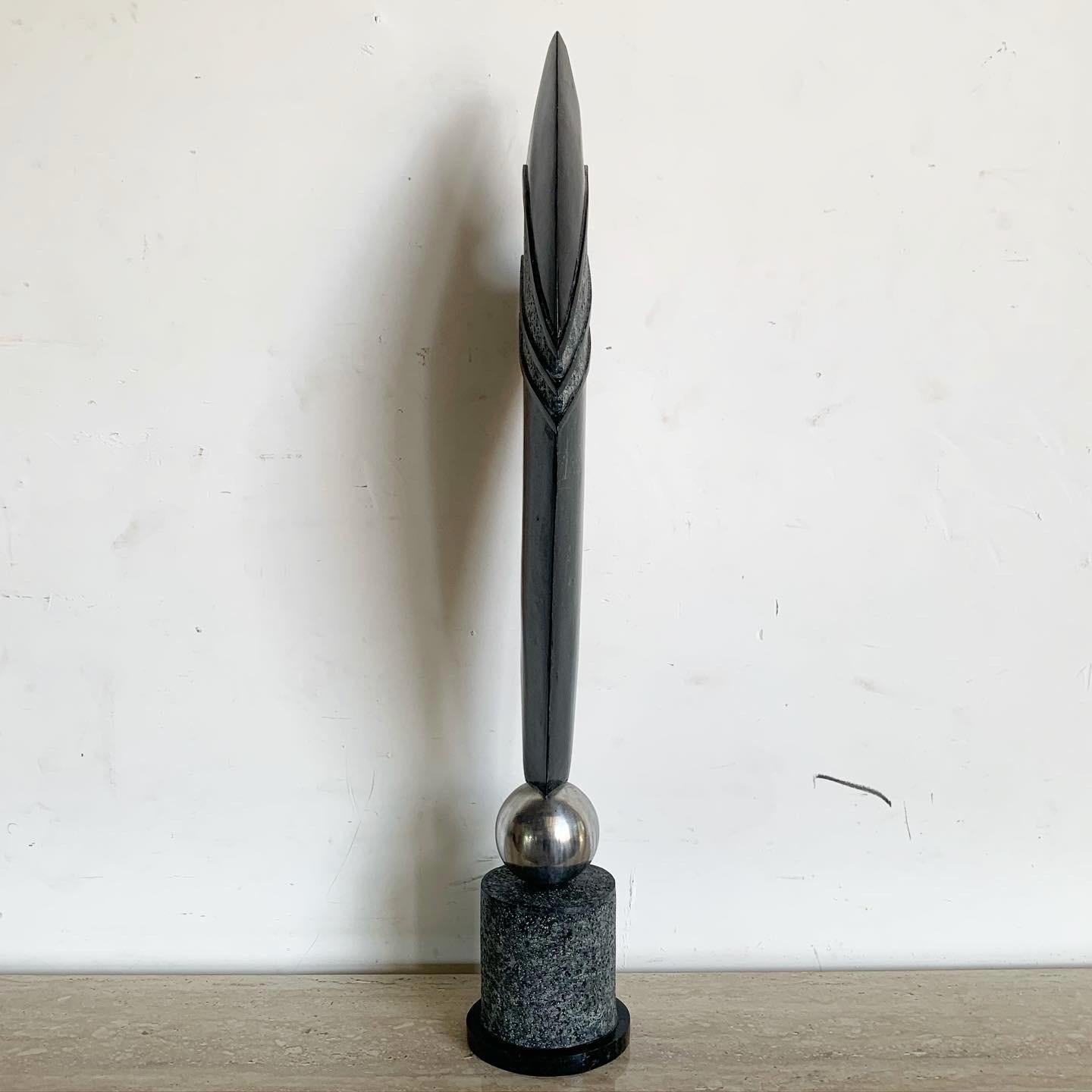 Postmoderne Sculpture postmoderne en pierre tessellée noire et métal en vente