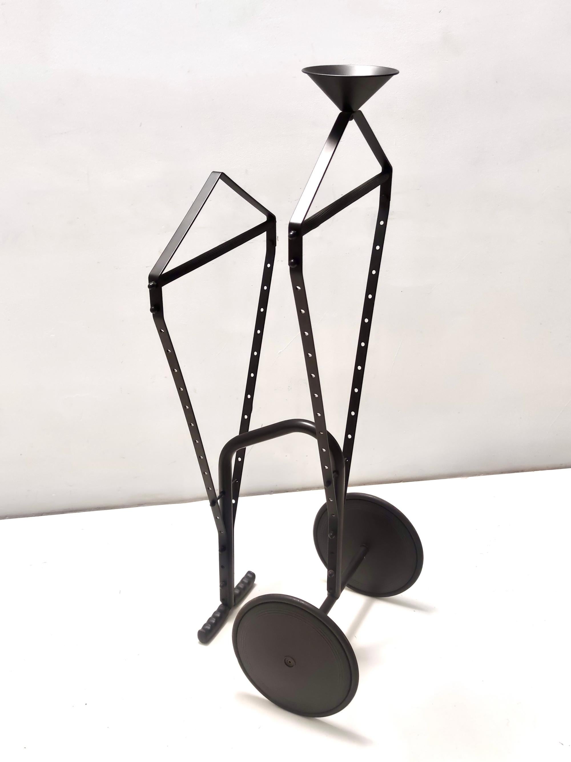 Postmodern Black Varnished Metal and Plastic Valet Stand, Italy In Excellent Condition For Sale In Bresso, Lombardy