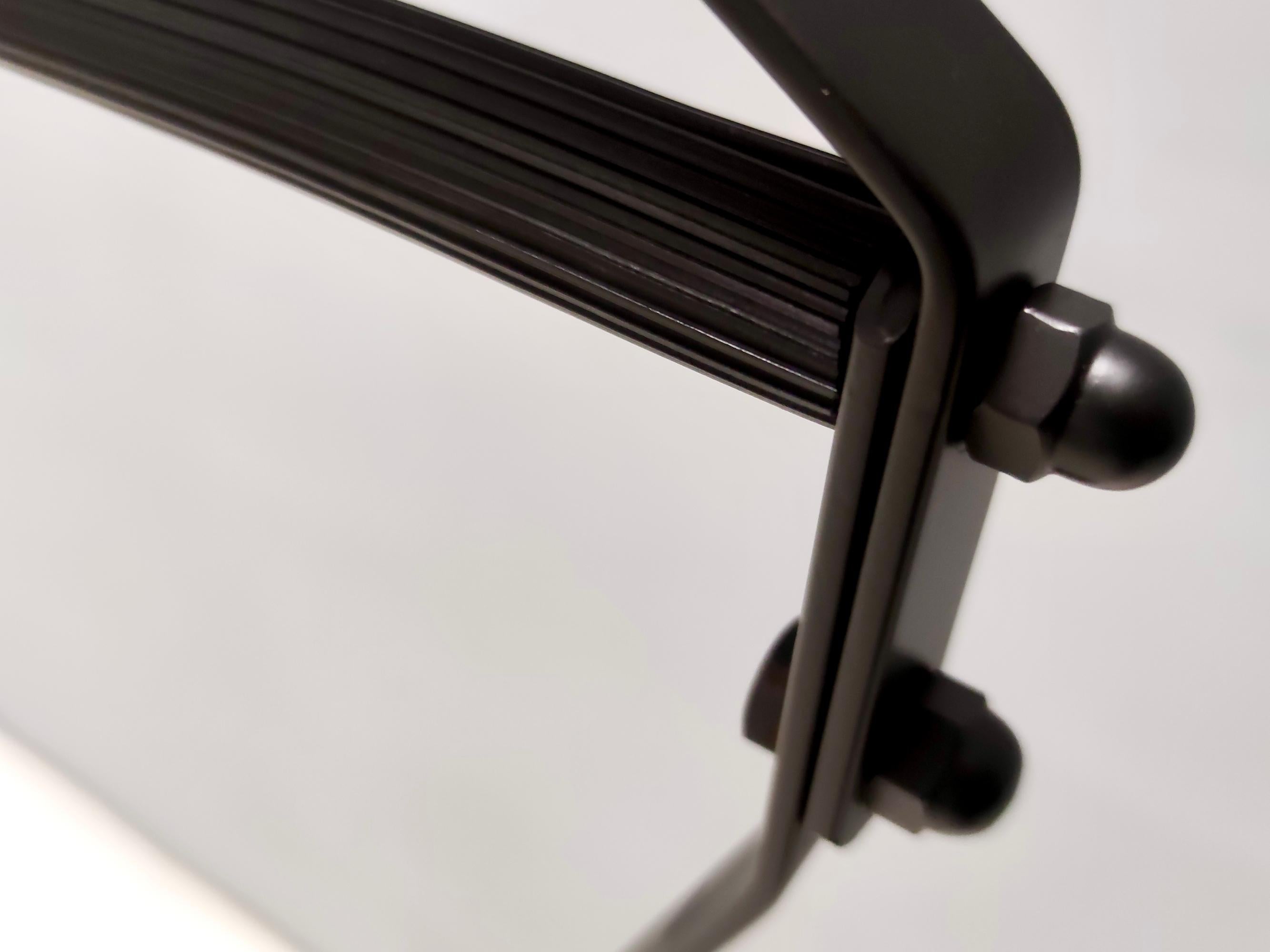 Postmoderner, schwarz lackierter Valet Stand aus Metall und Kunststoff, Italien im Angebot 1