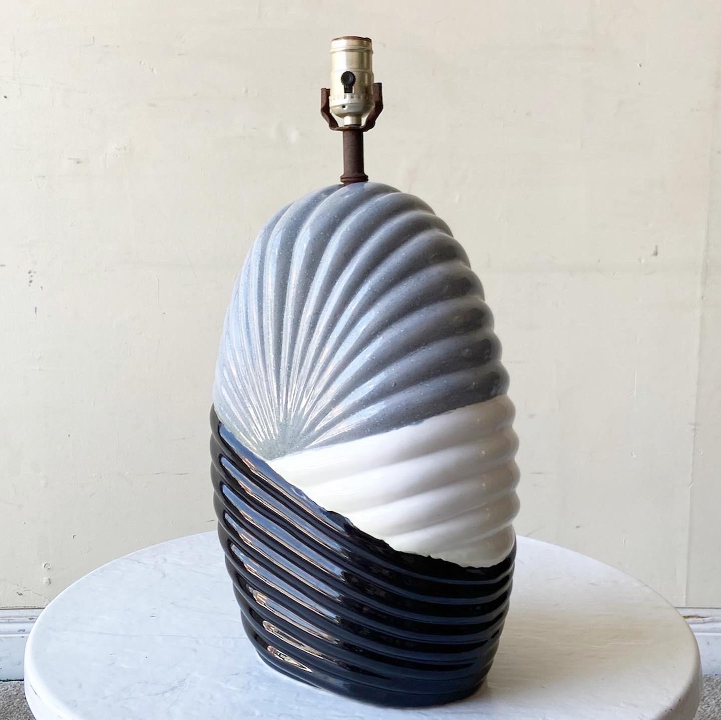 Lampe de table classique postmoderne festonnée. Il est peint à la main en blanc, gris et noir brillant.
