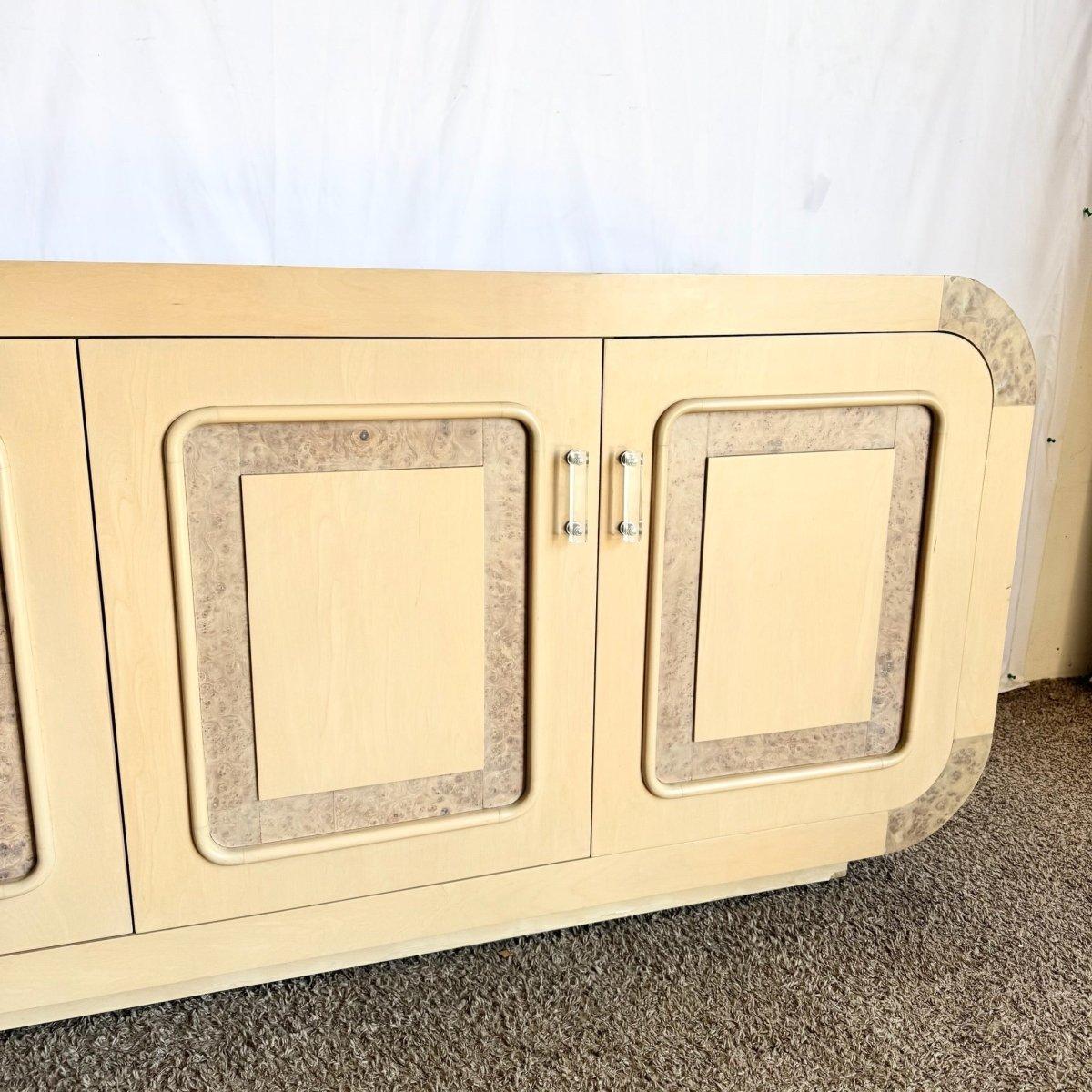La Credenza Postmoderna Cascada Rubio añade calidez escultural y elegancia de madera de arce texturizada a los interiores con un refinado atractivo de almacenamiento.
 

 Algo de desgaste en la chapa como se muestra en las fotos.
 

 Vendemos
