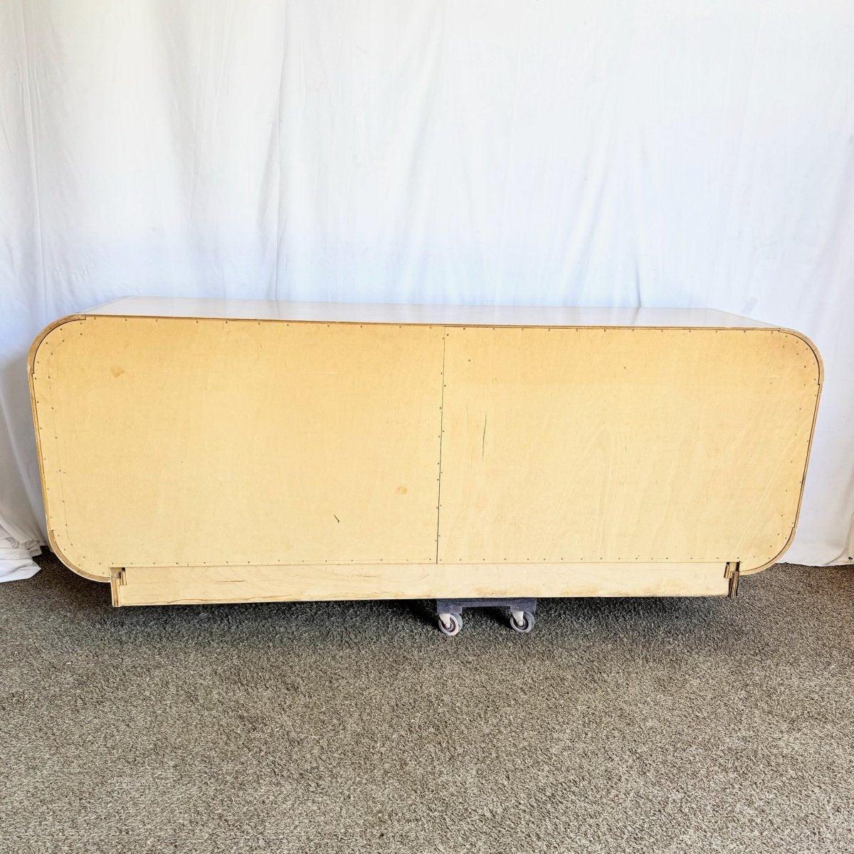 Credenza Postmoderna Rubio Cascada Con Acentos De Madera Burl finales del siglo XX en venta