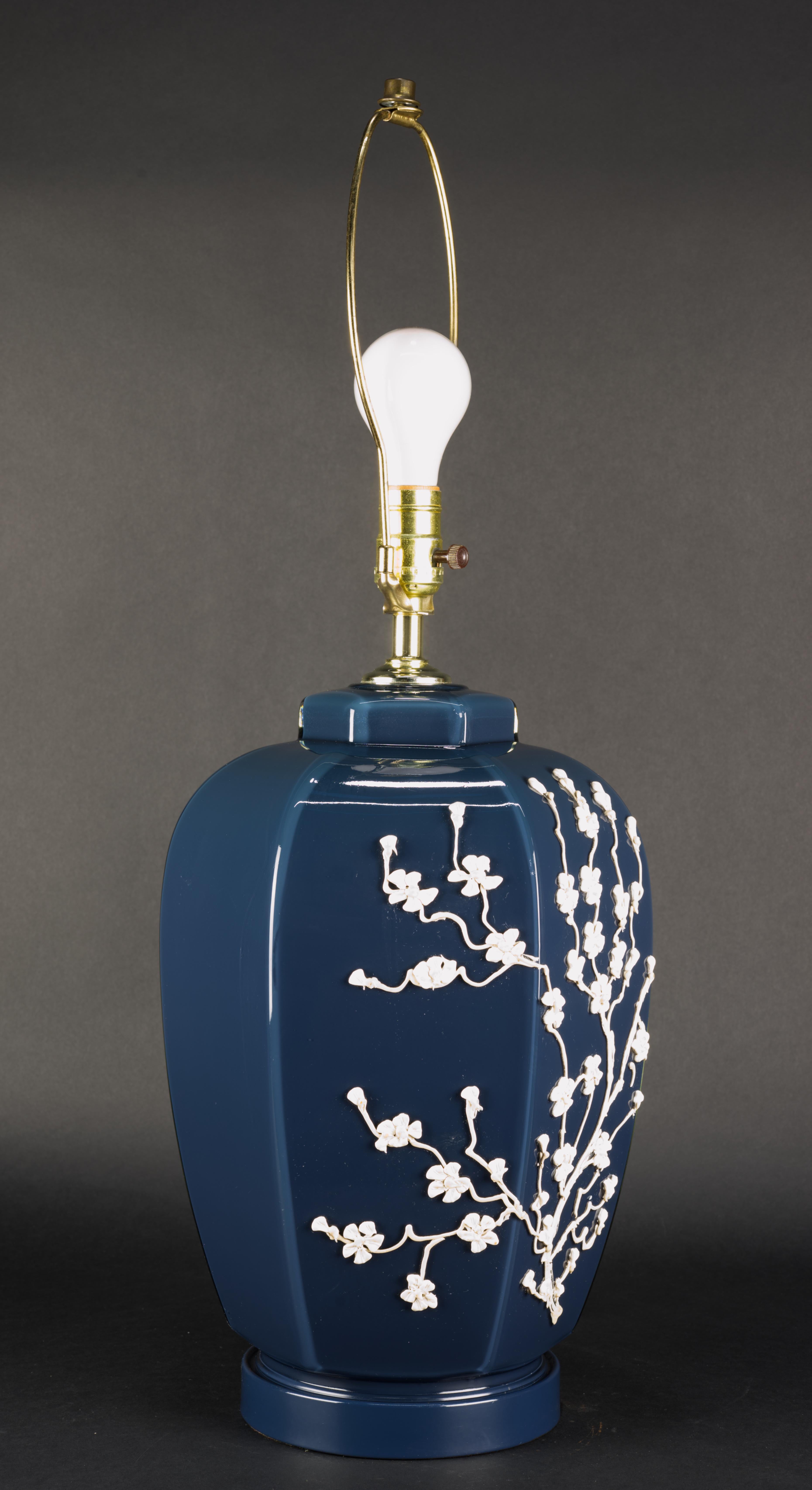 Postmoderne Lampe de table postmoderne en verre à branches fleuries bleues et blanches en vente