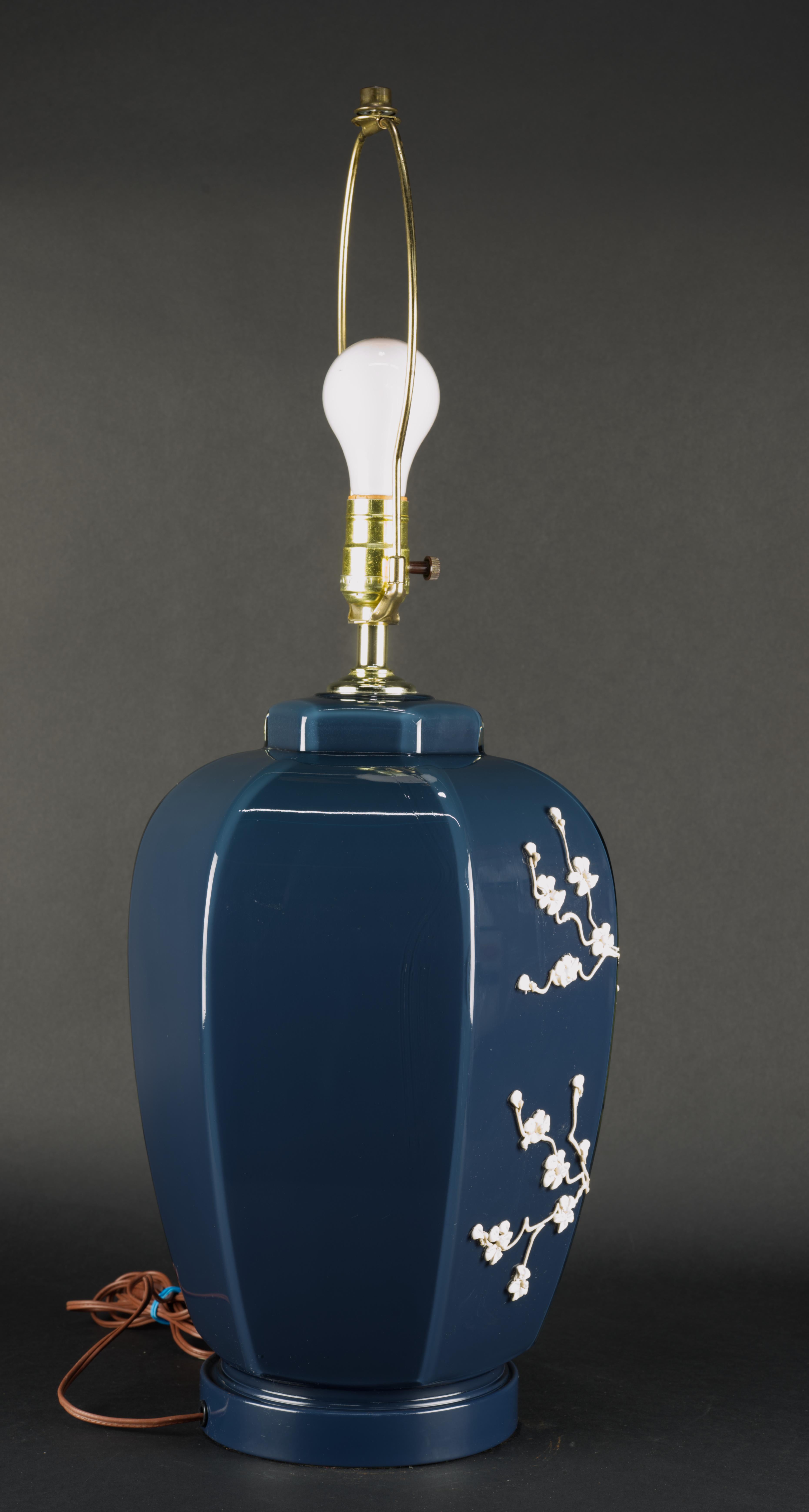 20ième siècle Lampe de table postmoderne en verre à branches fleuries bleues et blanches en vente