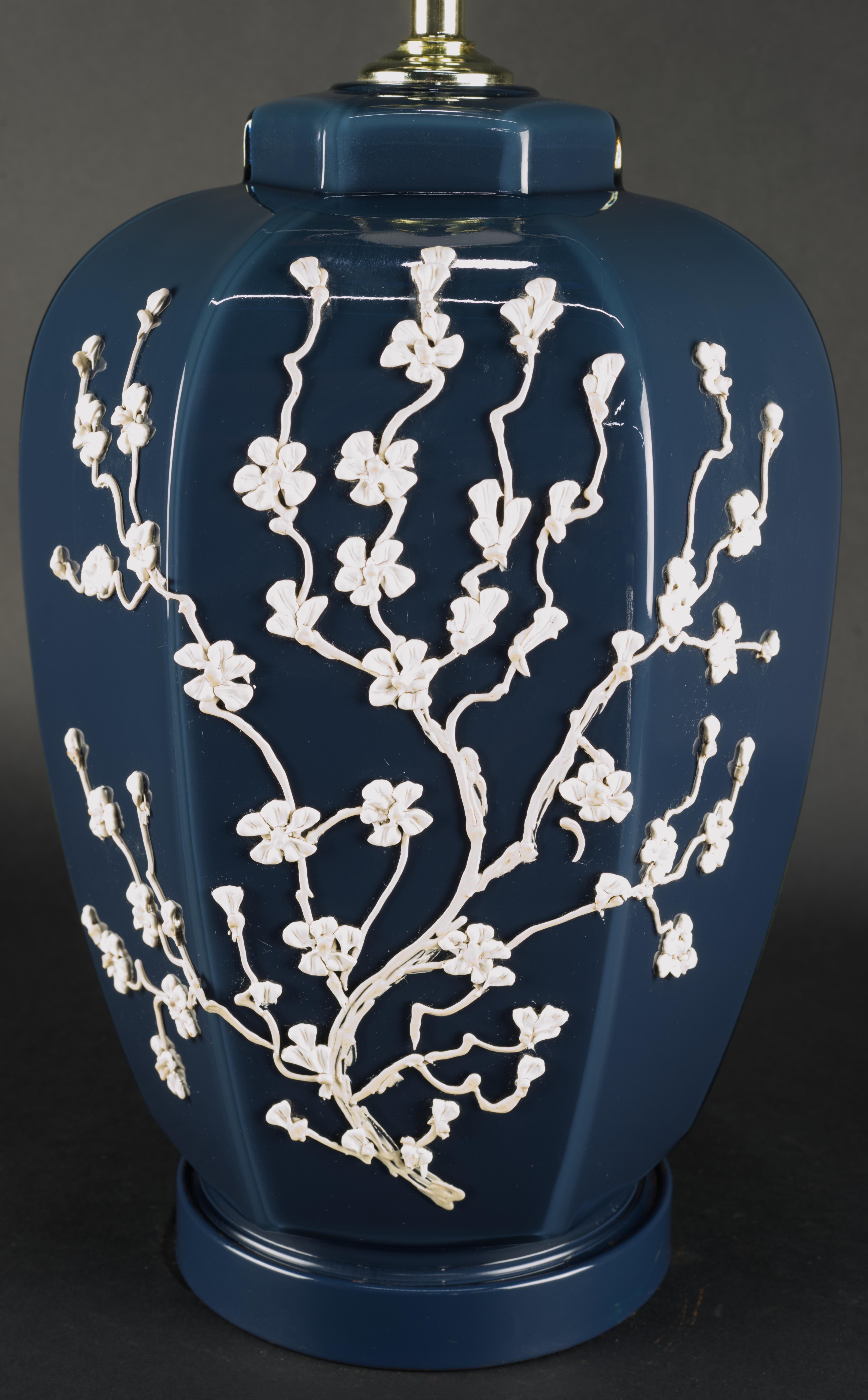 Lampe de table postmoderne en verre à branches fleuries bleues et blanches en vente 1