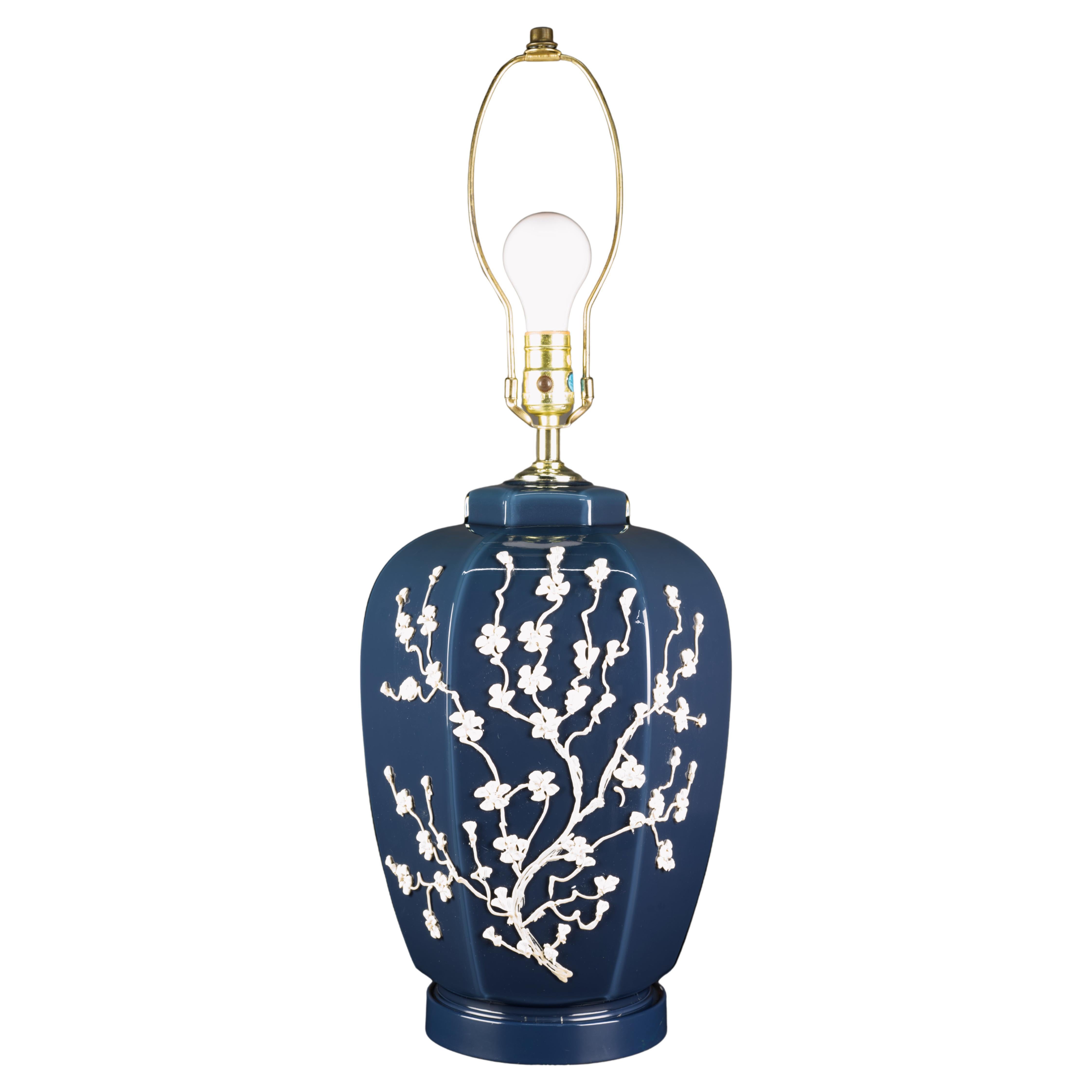 Lampe de table postmoderne en verre à branches fleuries bleues et blanches en vente