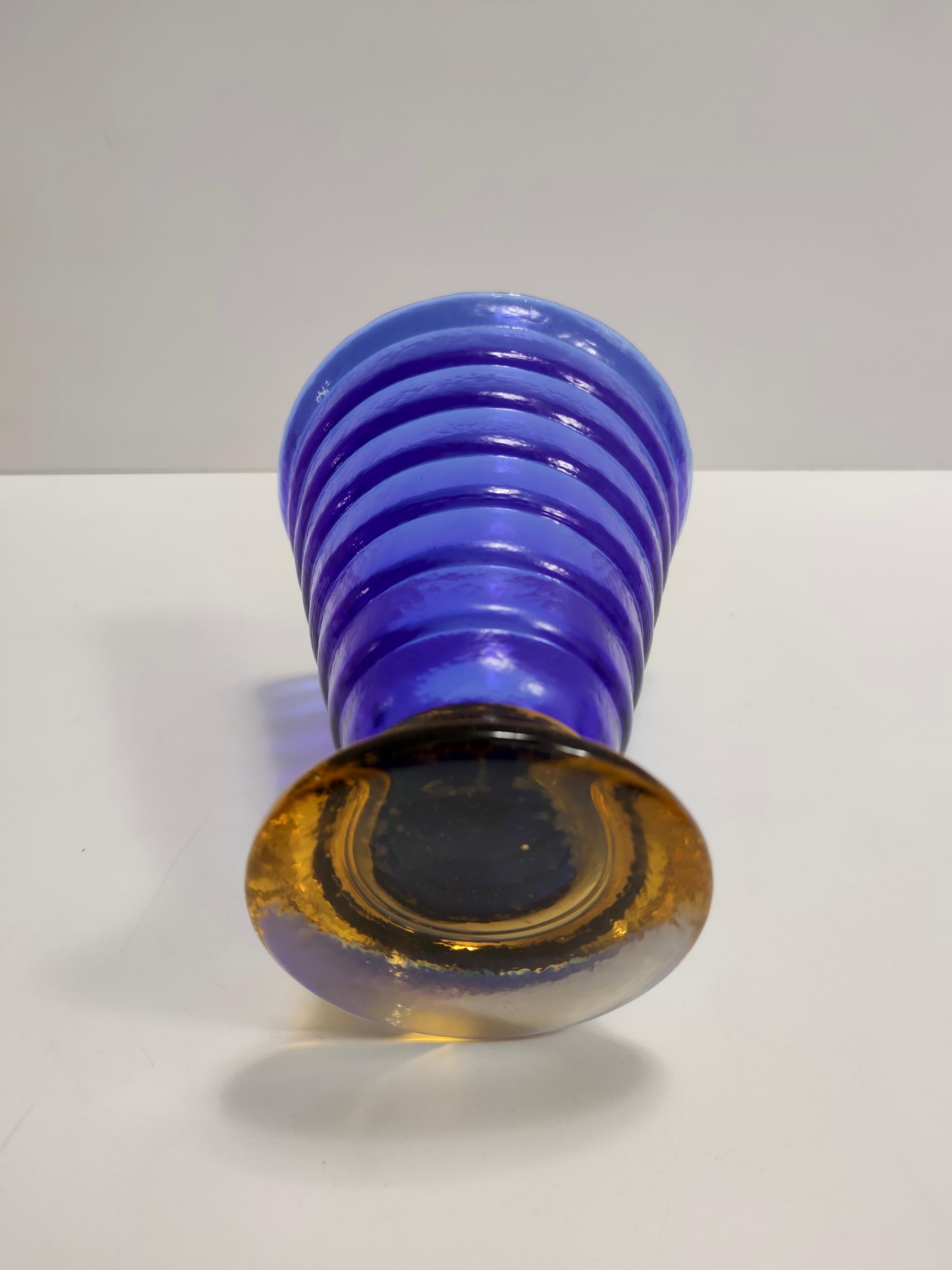 Verre de Murano Vase postmoderne en verre de Murano bleu et jaune par Cá dei Vetrai, Murano, Italie en vente