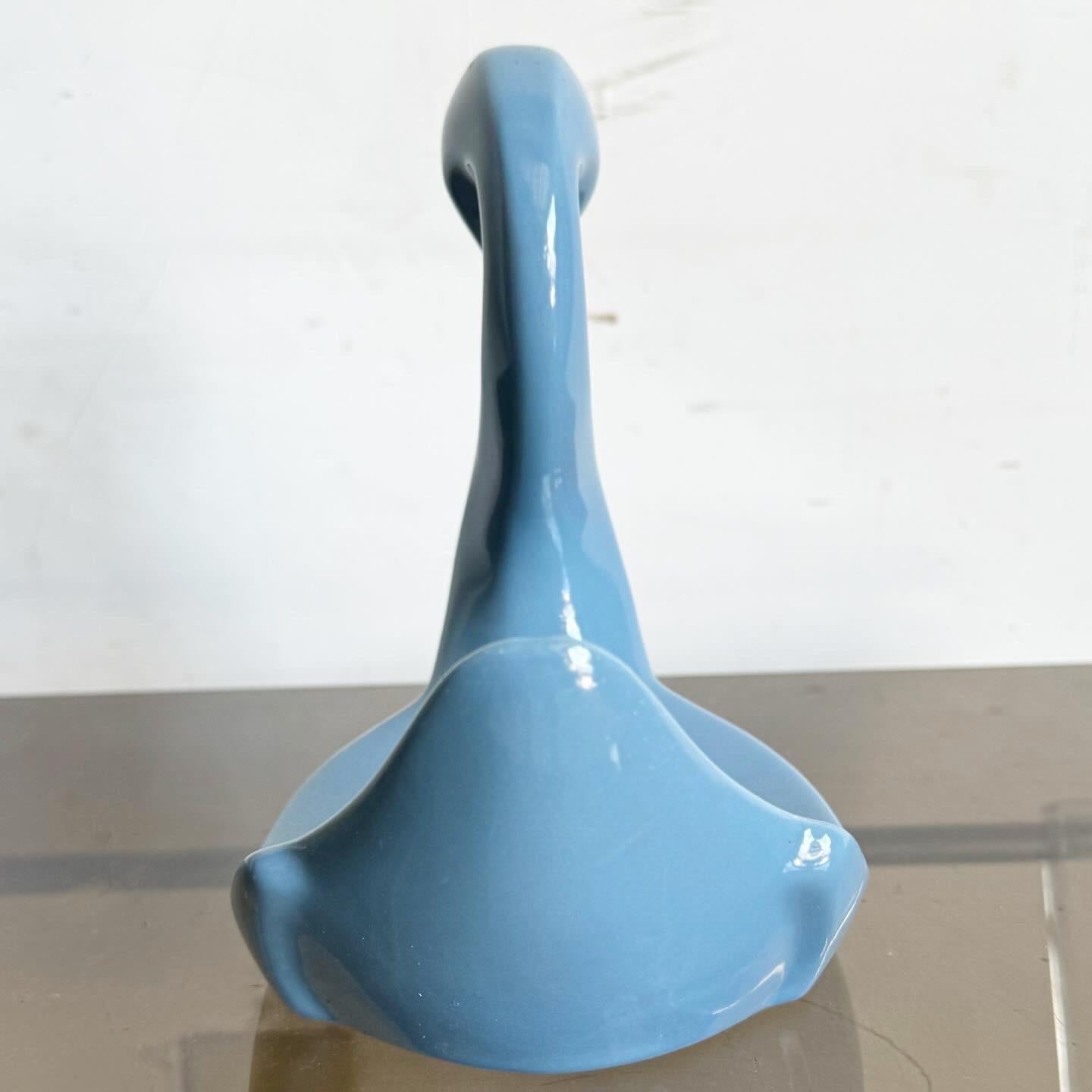 Entdecken Sie den skurrilen Charme der Postmodern Blue Ceramic Swan Dish, einer einzigartigen Mischung aus künstlerischem Design und Funktionalität. Diese leuchtend blaue Schale eignet sich perfekt, um jedem Raum einen Farbtupfer und postmodernes