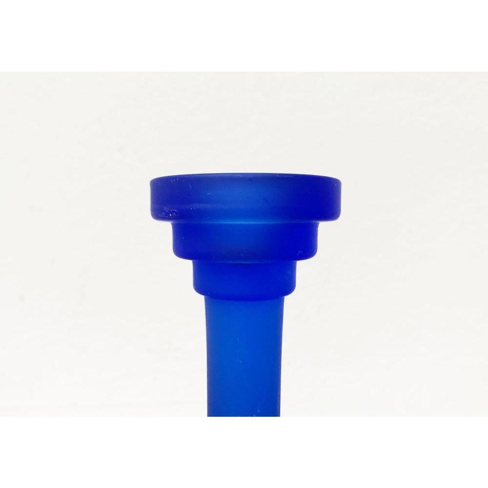 Portavelas posmoderno de cristal azul, años 90, en muy buen estado. Diseñado de 1990 a 1999.

Más información:
Materiales: Vidrio
Color: Azul
Estilos: Postmoderno
Tipo de artículo: Vintage, Antiguo o de segunda mano
Dimensiones: 3,54ʺAN × 3,54ʺD ×