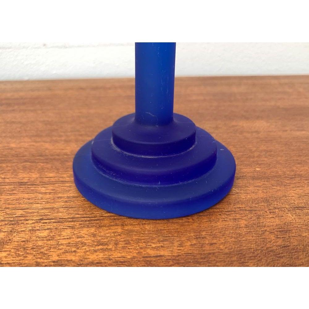 Portavelas posmoderno de vidrio azul, años 90 Posmoderno en venta