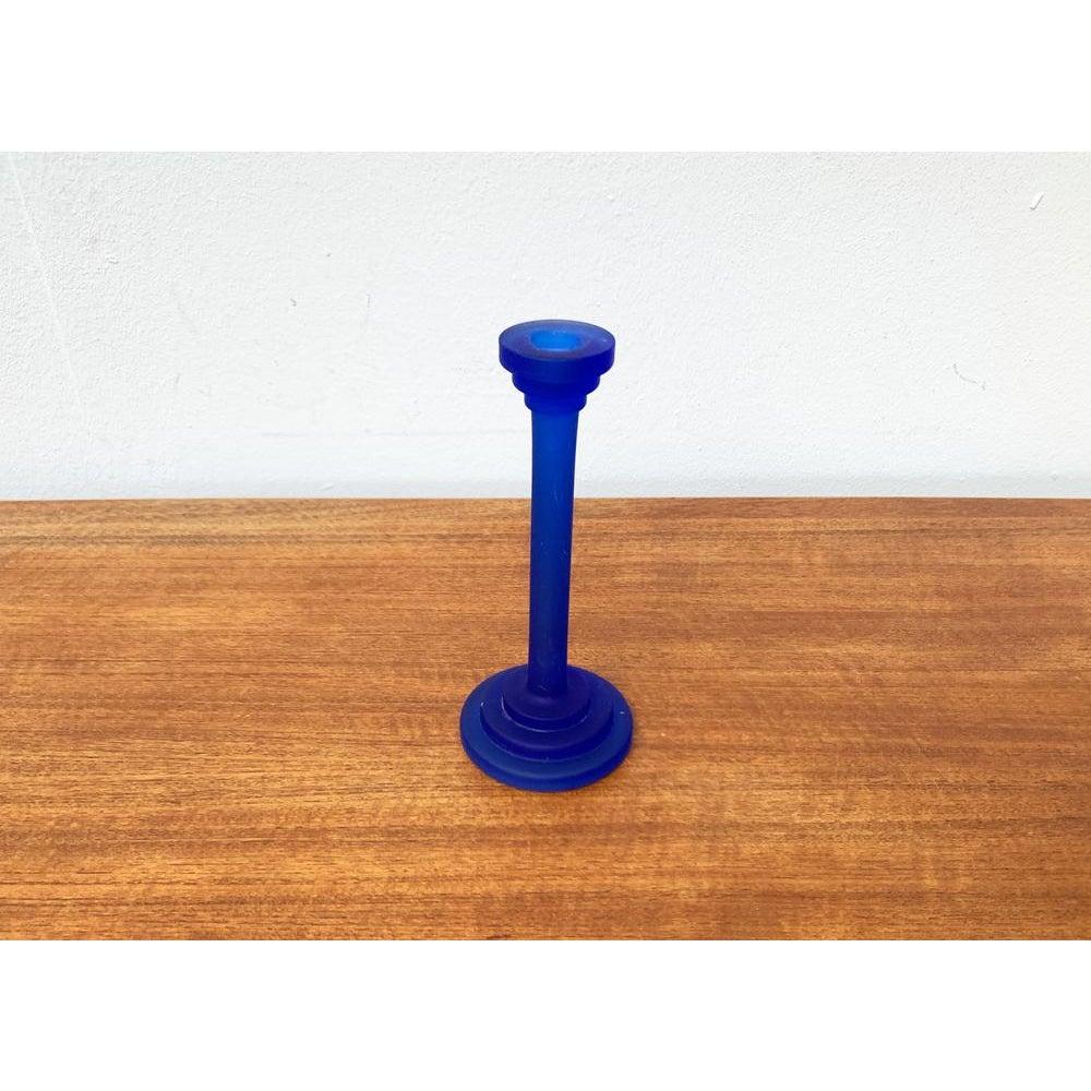 Portavelas posmoderno de vidrio azul, años 90 Vidrio en venta
