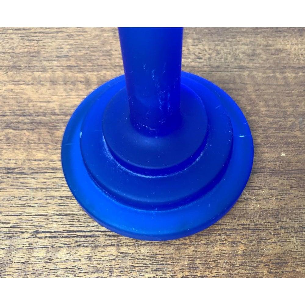 Portavelas posmoderno de vidrio azul, años 90 en venta 1