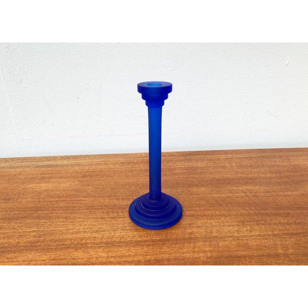 Portavelas posmoderno de vidrio azul, años 90 en venta 3