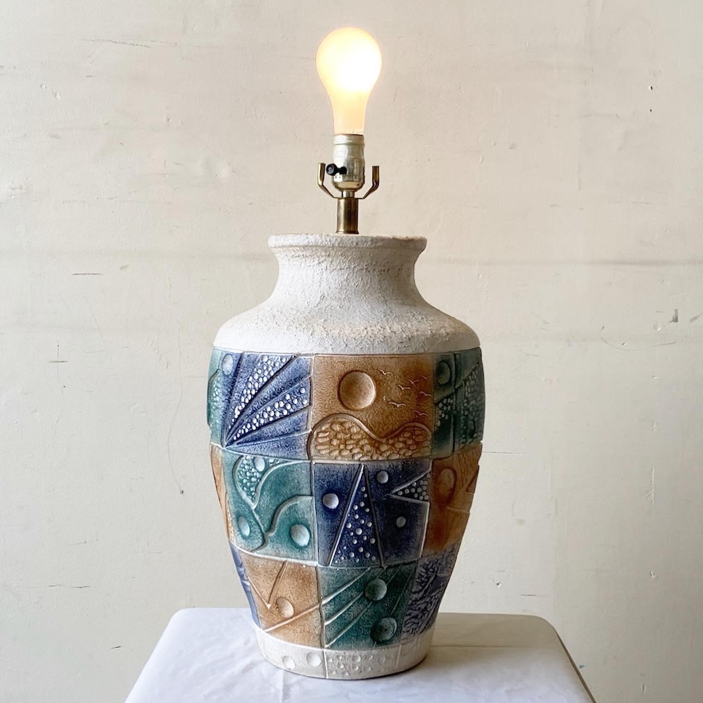 Américain Lampe de table postmoderne en céramique bleue, or et verte en vente