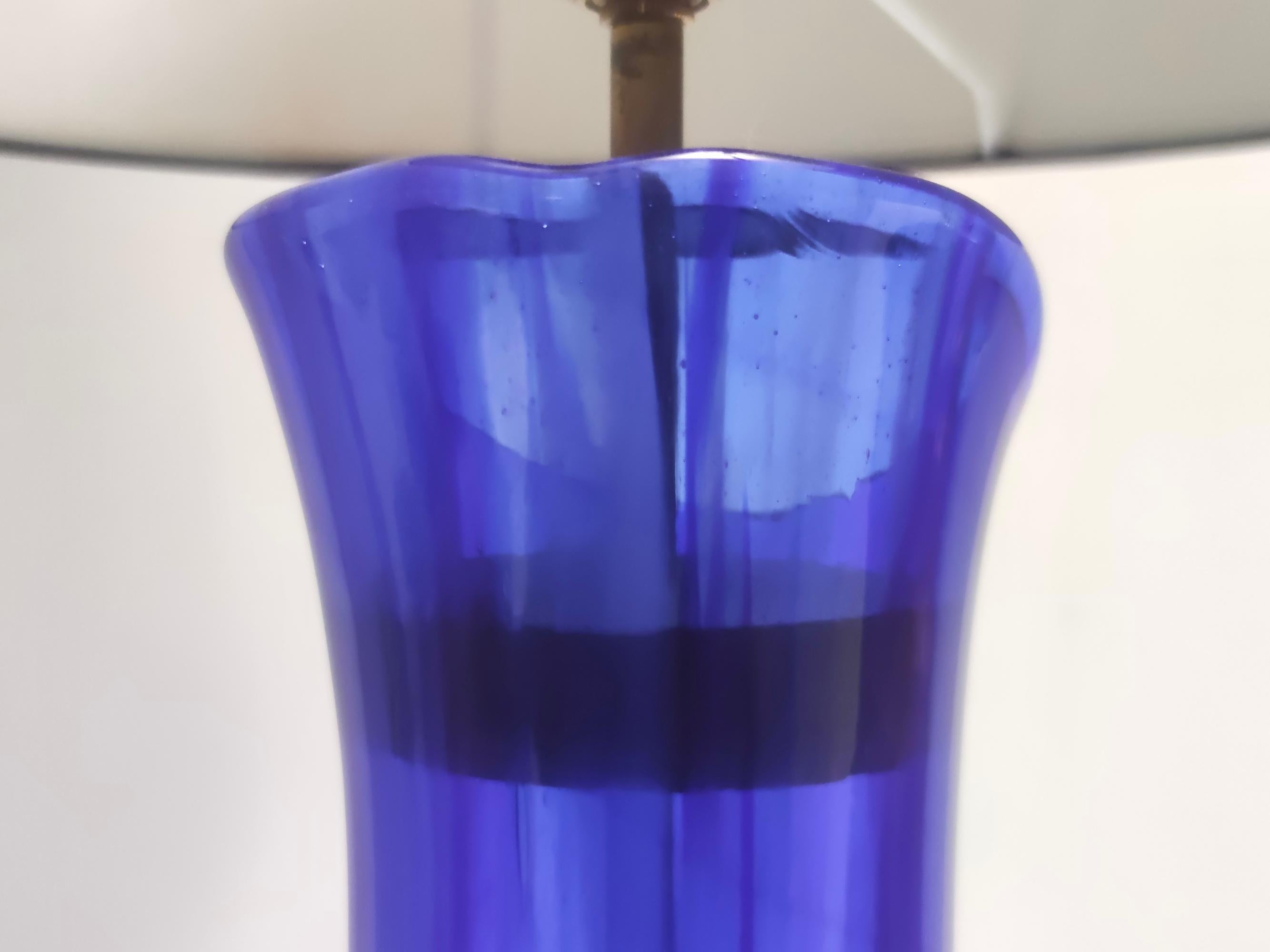 Postmoderner blauer Murano Glastisch mit oder ohne Lampenschirm aus Stoff, Italien im Angebot 4